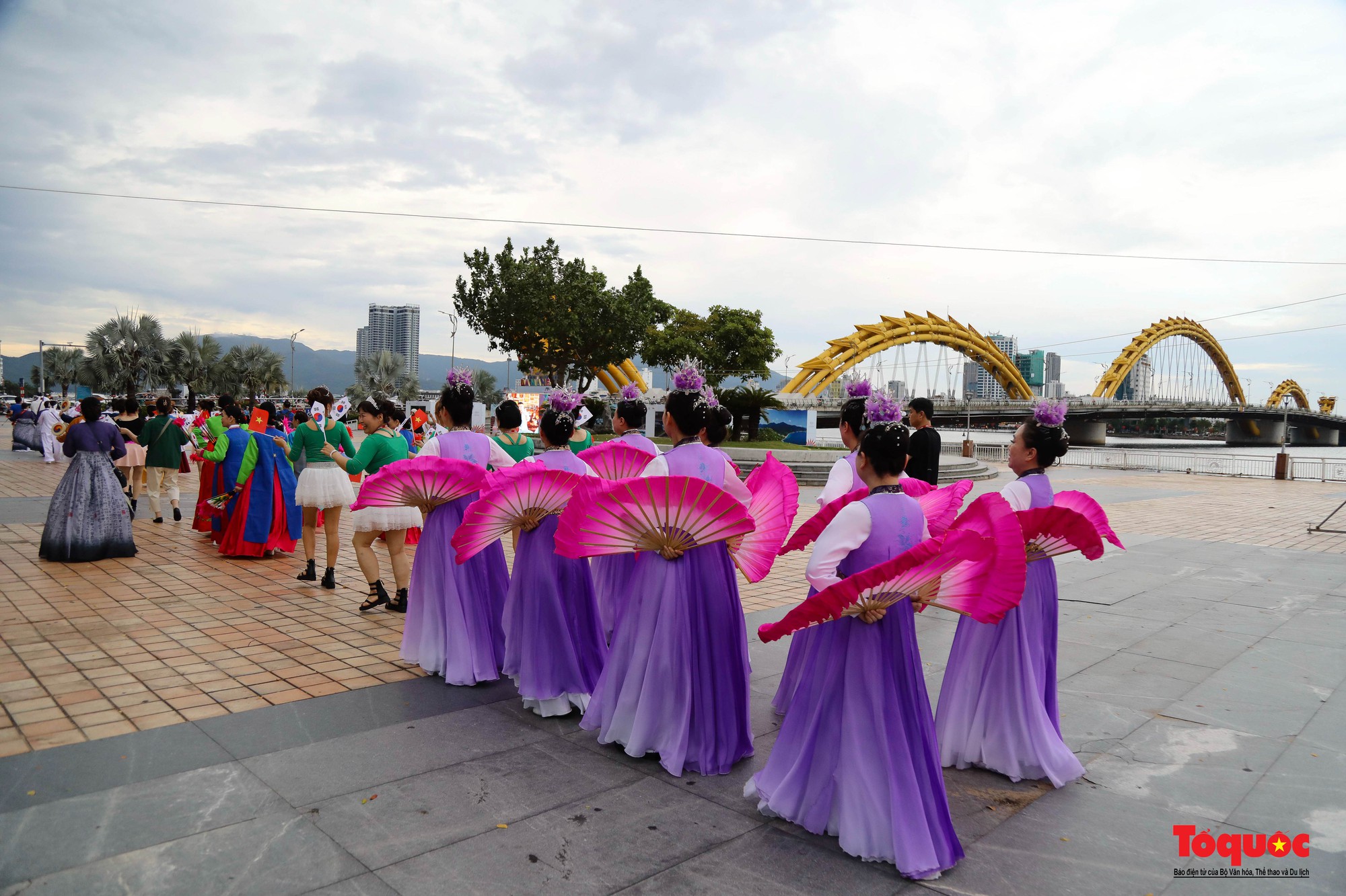 Đoàn diễu hành chào mừng Lễ hội Việt Nam – Hàn Quốc rực rỡ bên sông Hàn - Ảnh 8.