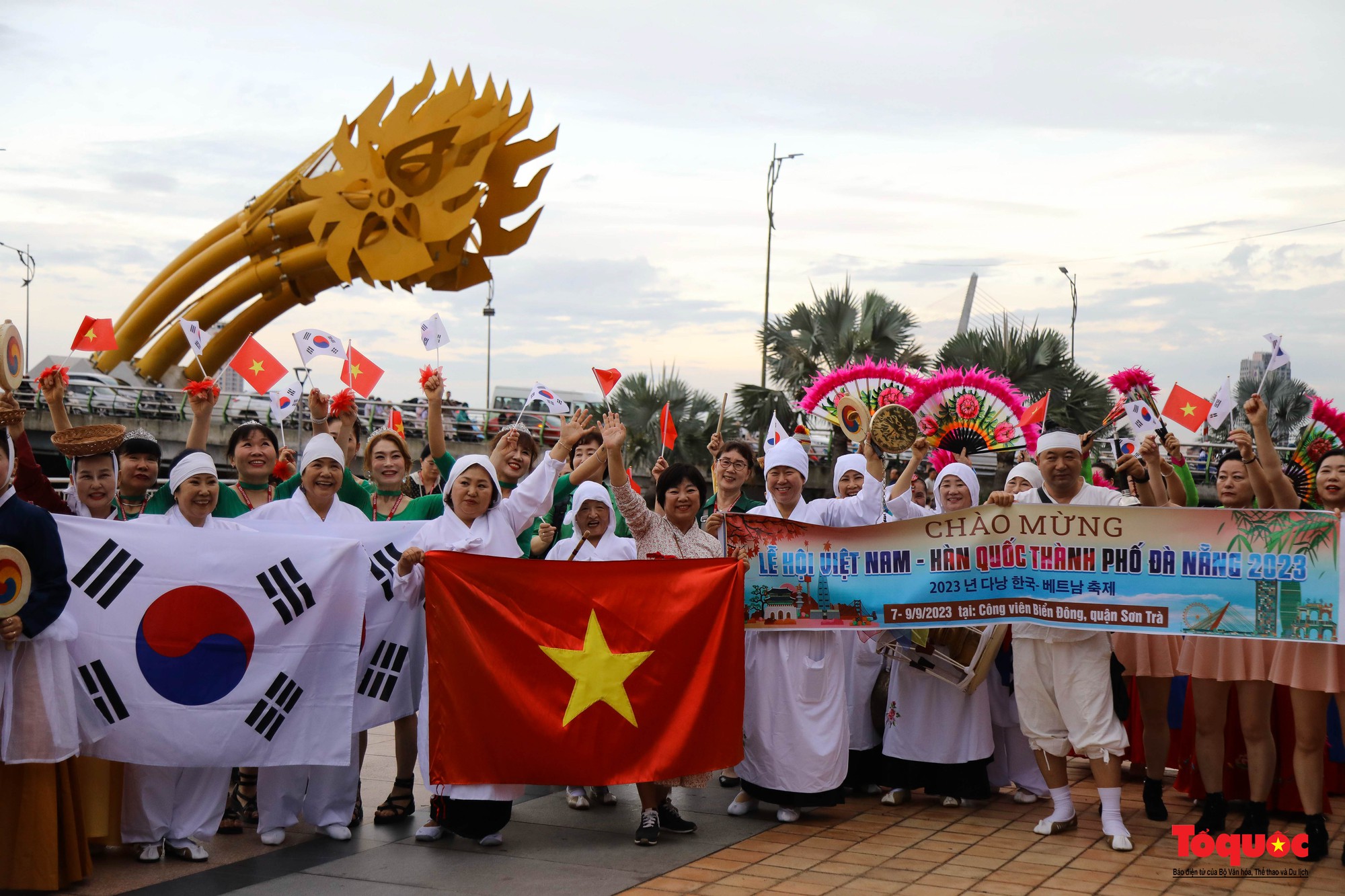 Đoàn diễu hành chào mừng Lễ hội Việt Nam – Hàn Quốc rực rỡ bên sông Hàn - Ảnh 10.