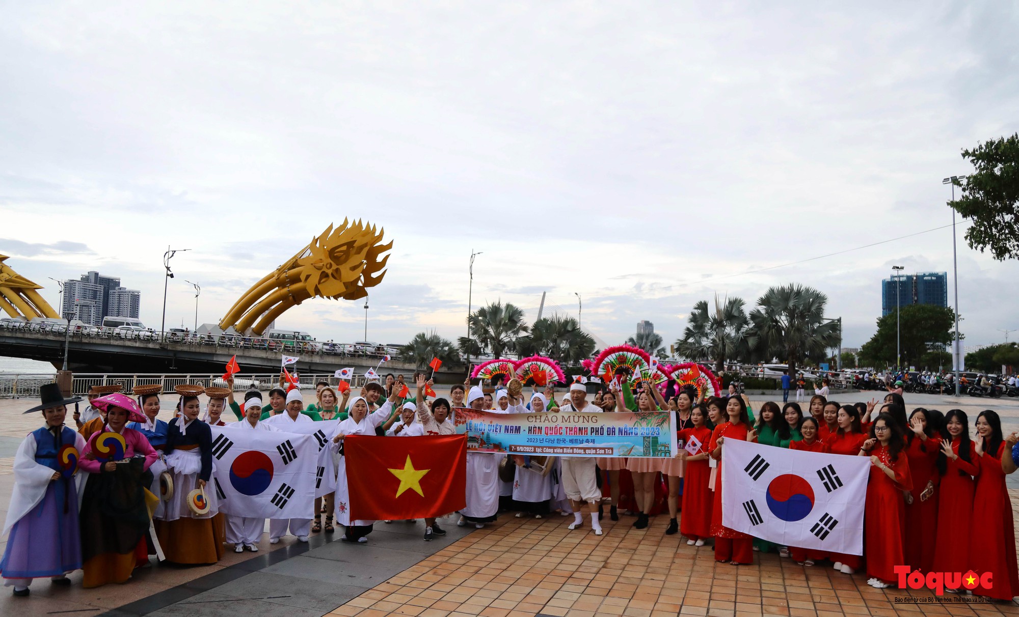Đoàn diễu hành chào mừng Lễ hội Việt Nam – Hàn Quốc rực rỡ bên sông Hàn - Ảnh 11.
