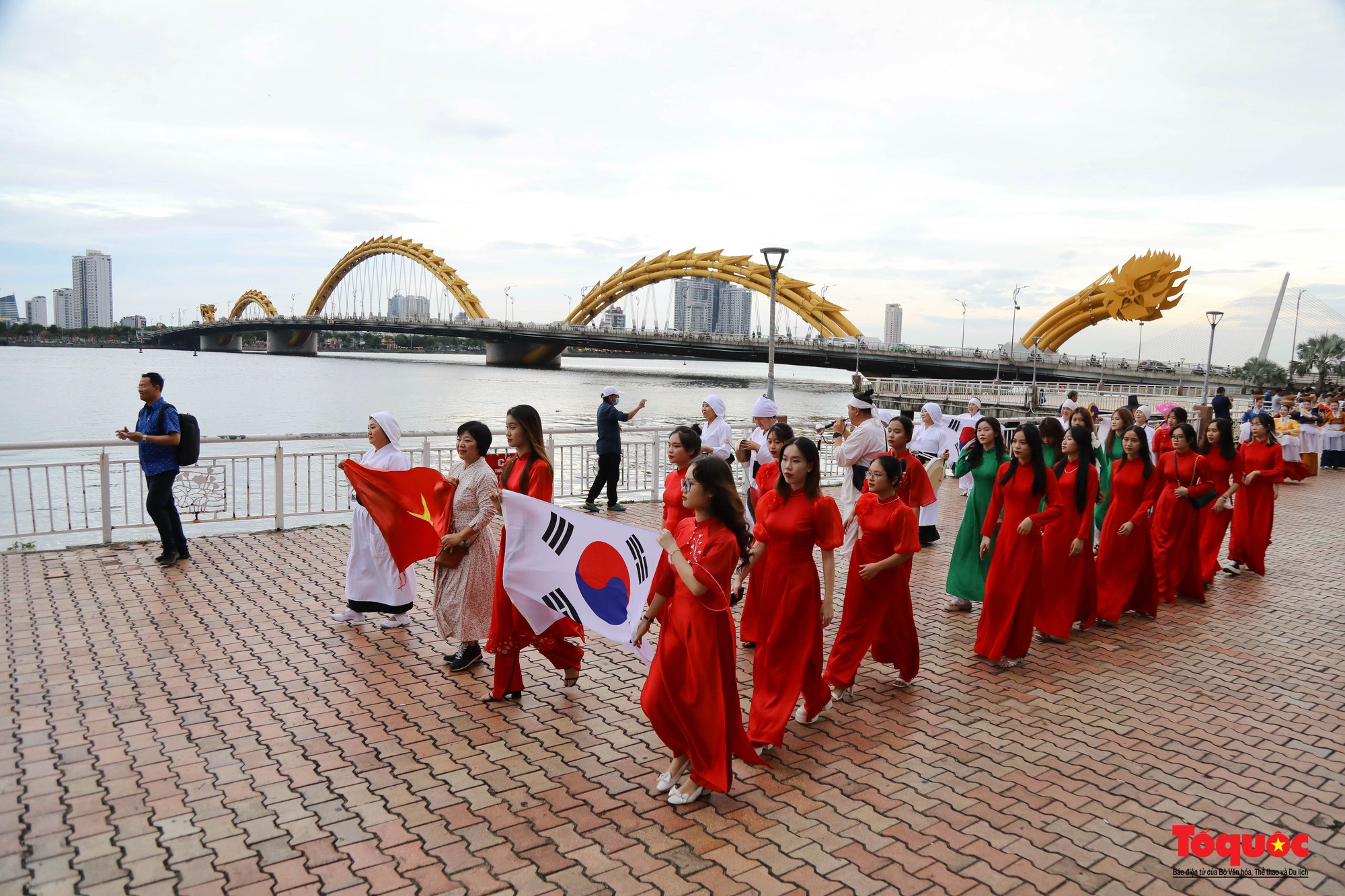 Đoàn diễu hành chào mừng Lễ hội Việt Nam – Hàn Quốc rực rỡ bên sông Hàn - Ảnh 12.