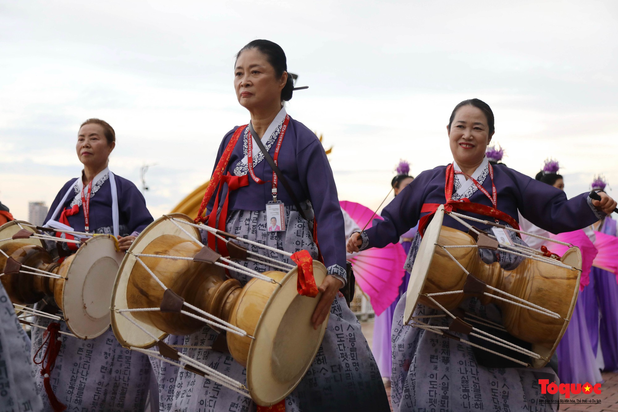 Đoàn diễu hành chào mừng Lễ hội Việt Nam – Hàn Quốc rực rỡ bên sông Hàn - Ảnh 14.