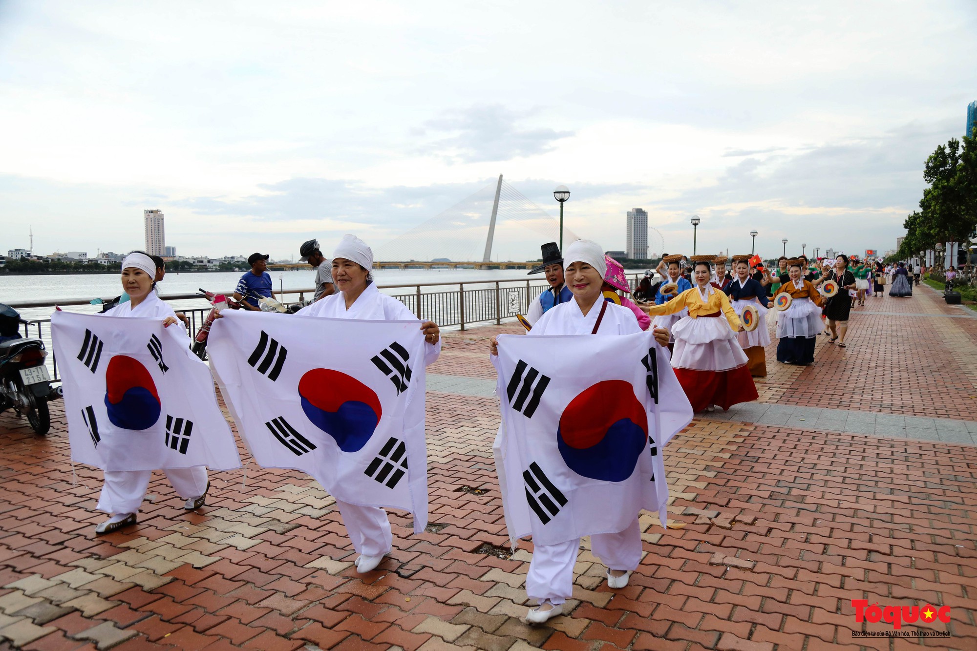 Đoàn diễu hành chào mừng Lễ hội Việt Nam – Hàn Quốc rực rỡ bên sông Hàn - Ảnh 1.