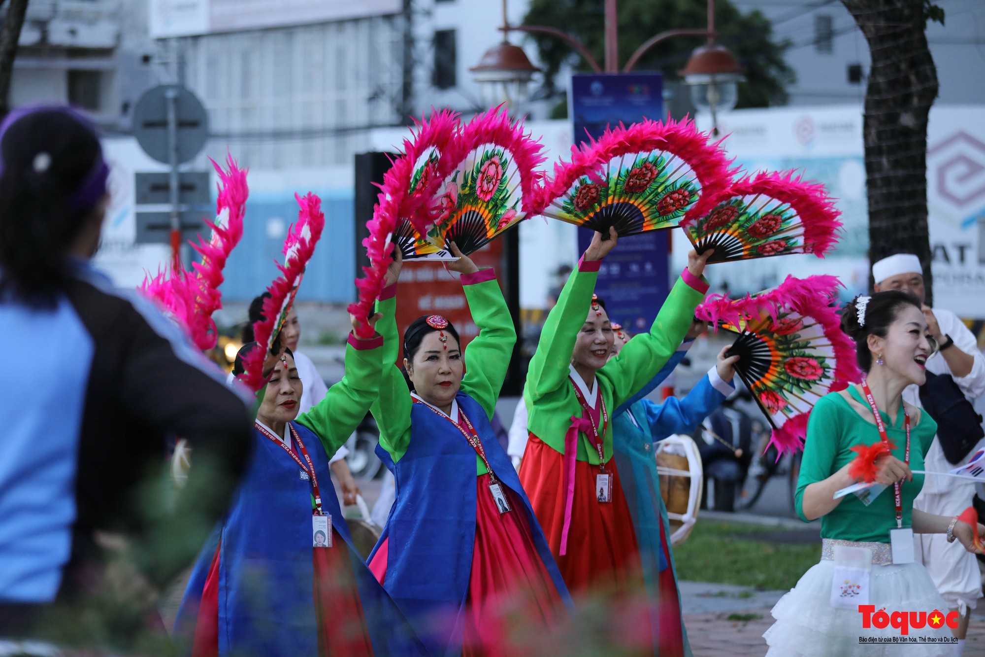 Đoàn diễu hành chào mừng Lễ hội Việt Nam – Hàn Quốc rực rỡ bên sông Hàn - Ảnh 15.