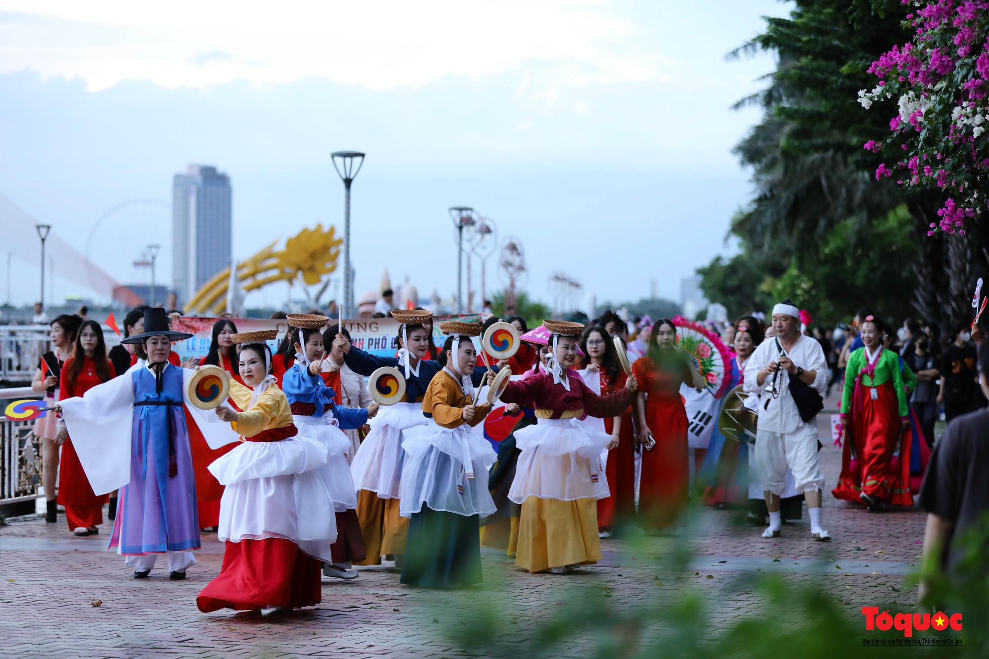 Đoàn diễu hành chào mừng Lễ hội Việt Nam – Hàn Quốc rực rỡ bên sông Hàn - Ảnh 16.