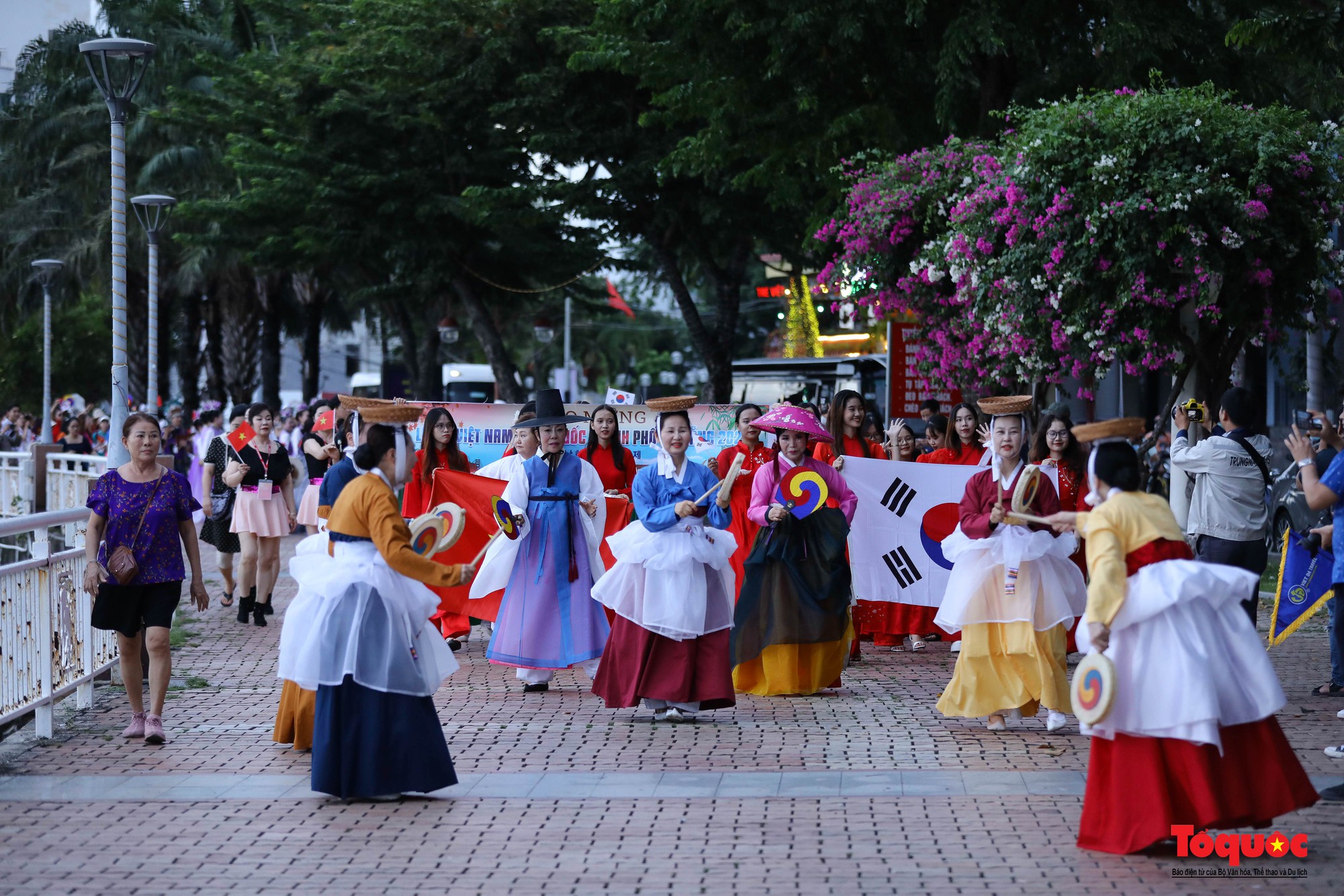 Đoàn diễu hành chào mừng Lễ hội Việt Nam – Hàn Quốc rực rỡ bên sông Hàn - Ảnh 20.