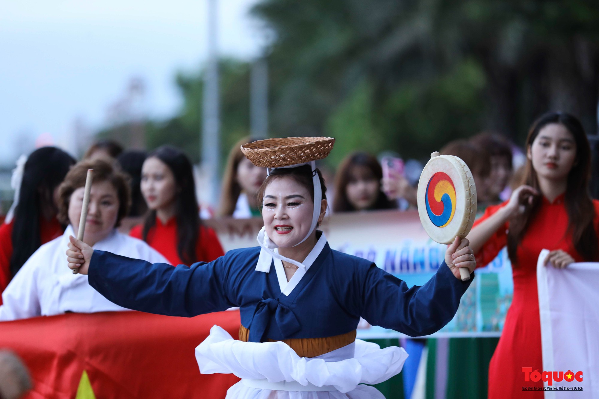 Đoàn diễu hành chào mừng Lễ hội Việt Nam – Hàn Quốc rực rỡ bên sông Hàn - Ảnh 17.