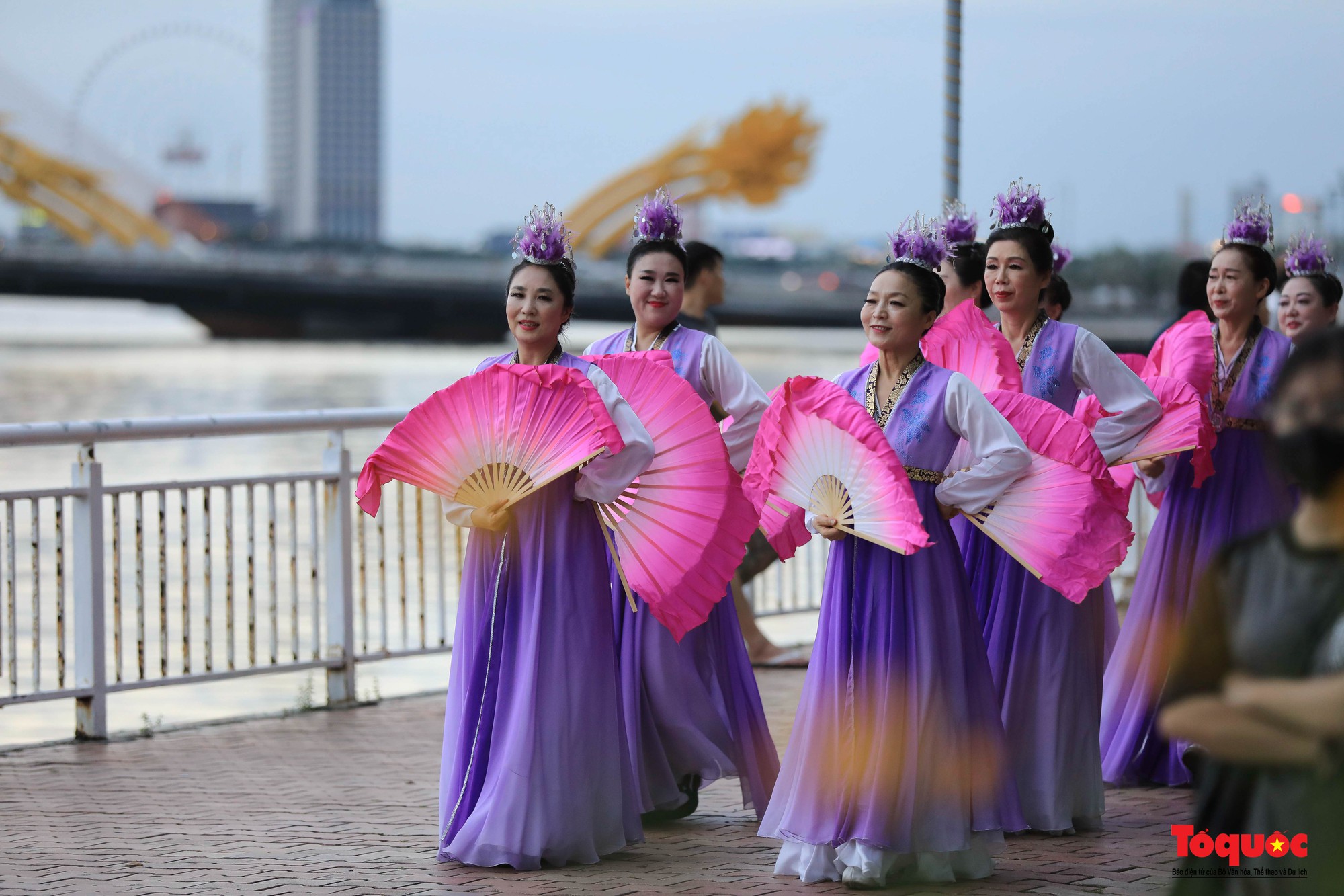 Đoàn diễu hành chào mừng Lễ hội Việt Nam – Hàn Quốc rực rỡ bên sông Hàn - Ảnh 19.