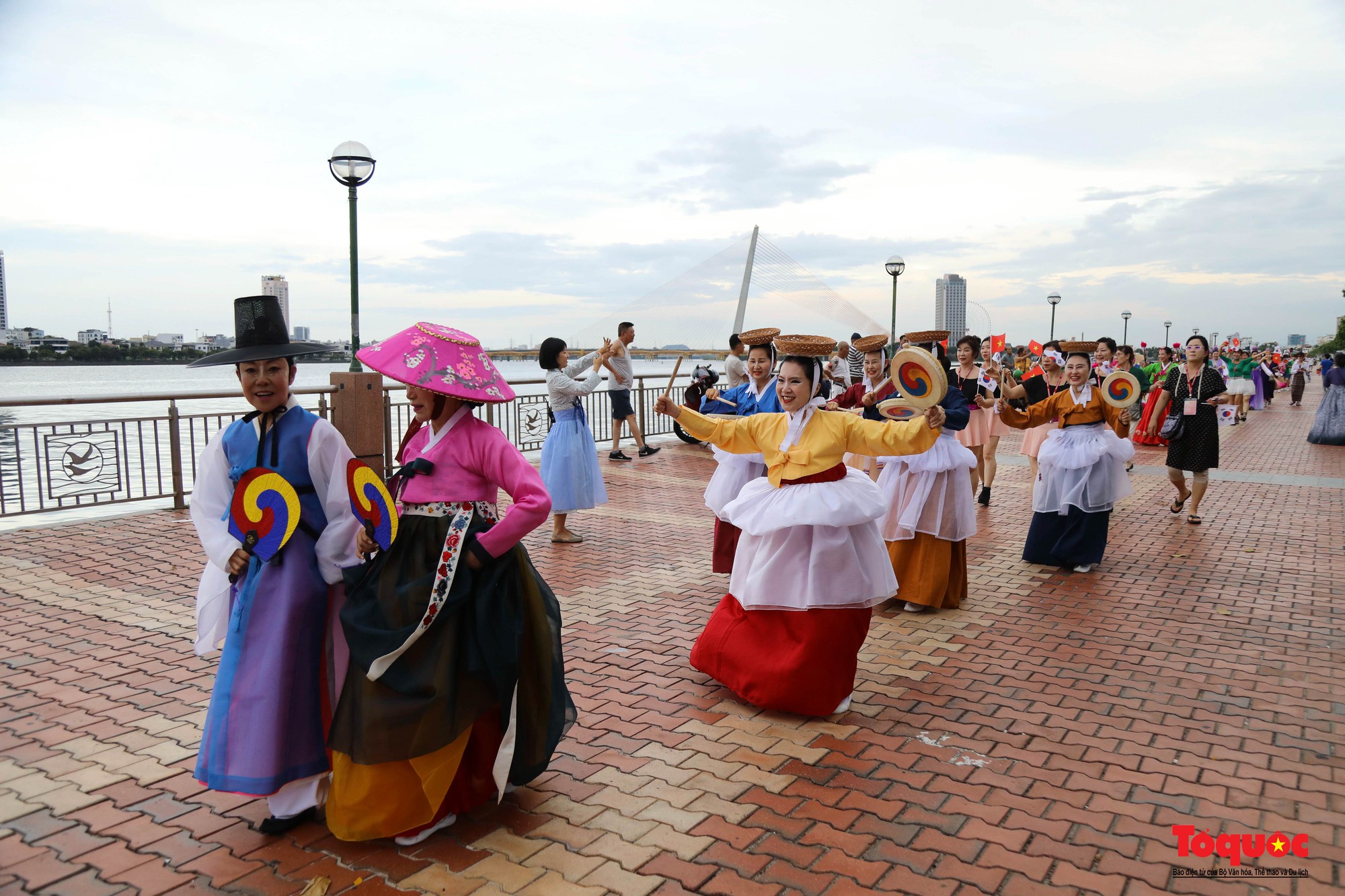 Đoàn diễu hành chào mừng Lễ hội Việt Nam – Hàn Quốc rực rỡ bên sông Hàn - Ảnh 2.
