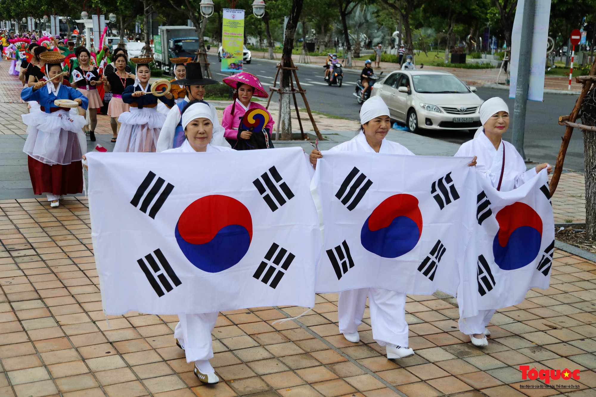 Đoàn diễu hành chào mừng Lễ hội Việt Nam – Hàn Quốc rực rỡ bên sông Hàn - Ảnh 4.