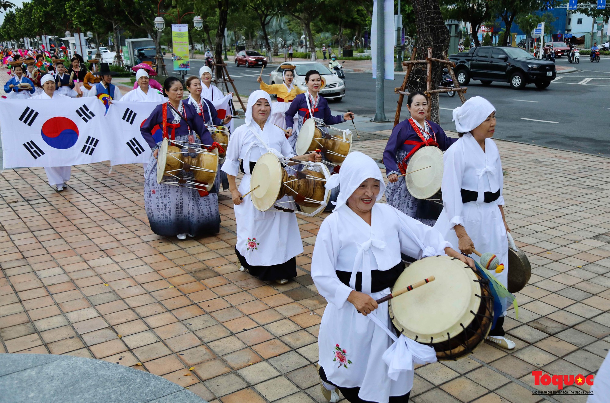 Đoàn diễu hành chào mừng Lễ hội Việt Nam – Hàn Quốc rực rỡ bên sông Hàn - Ảnh 5.