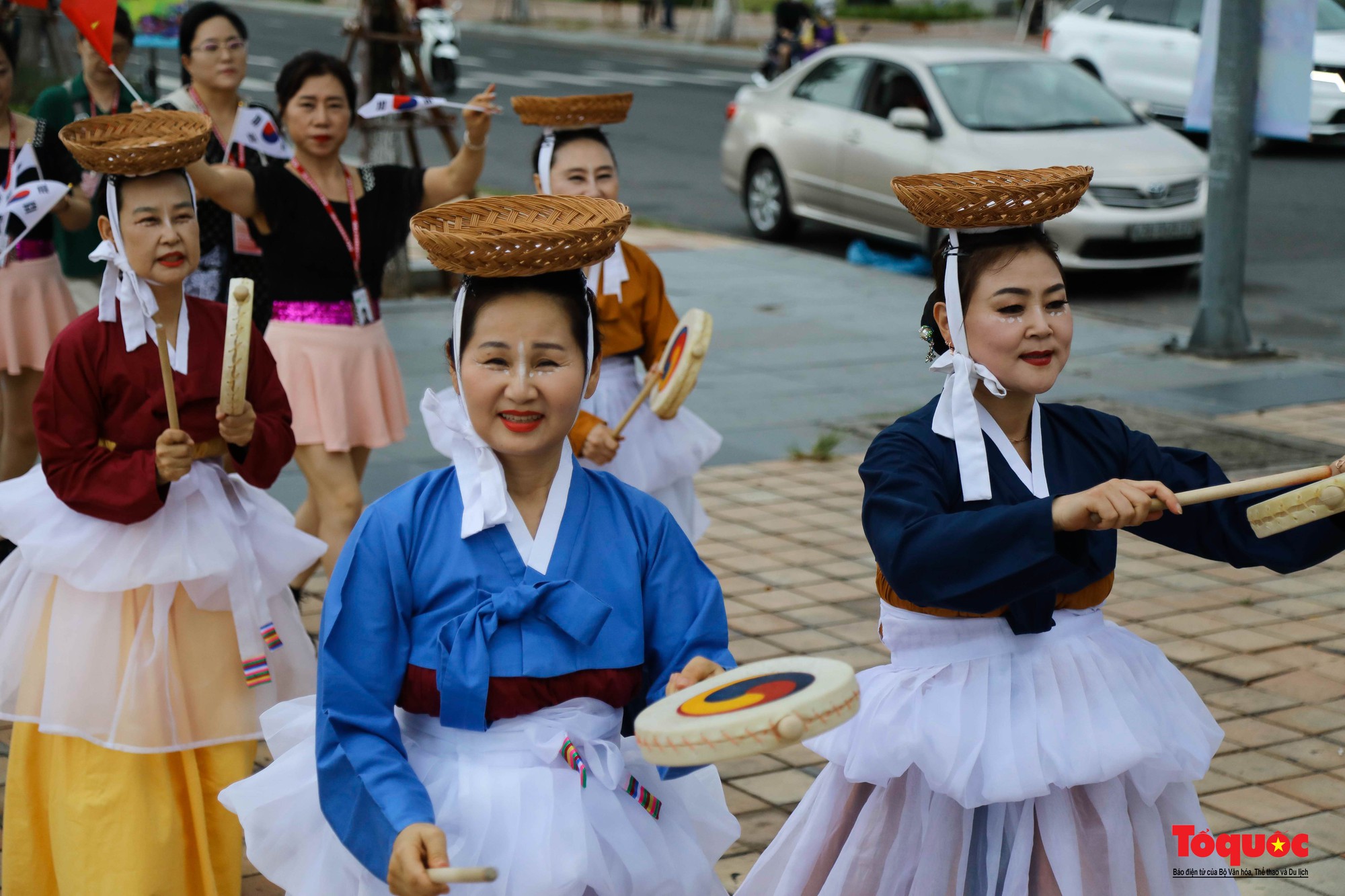Đoàn diễu hành chào mừng Lễ hội Việt Nam – Hàn Quốc rực rỡ bên sông Hàn - Ảnh 6.