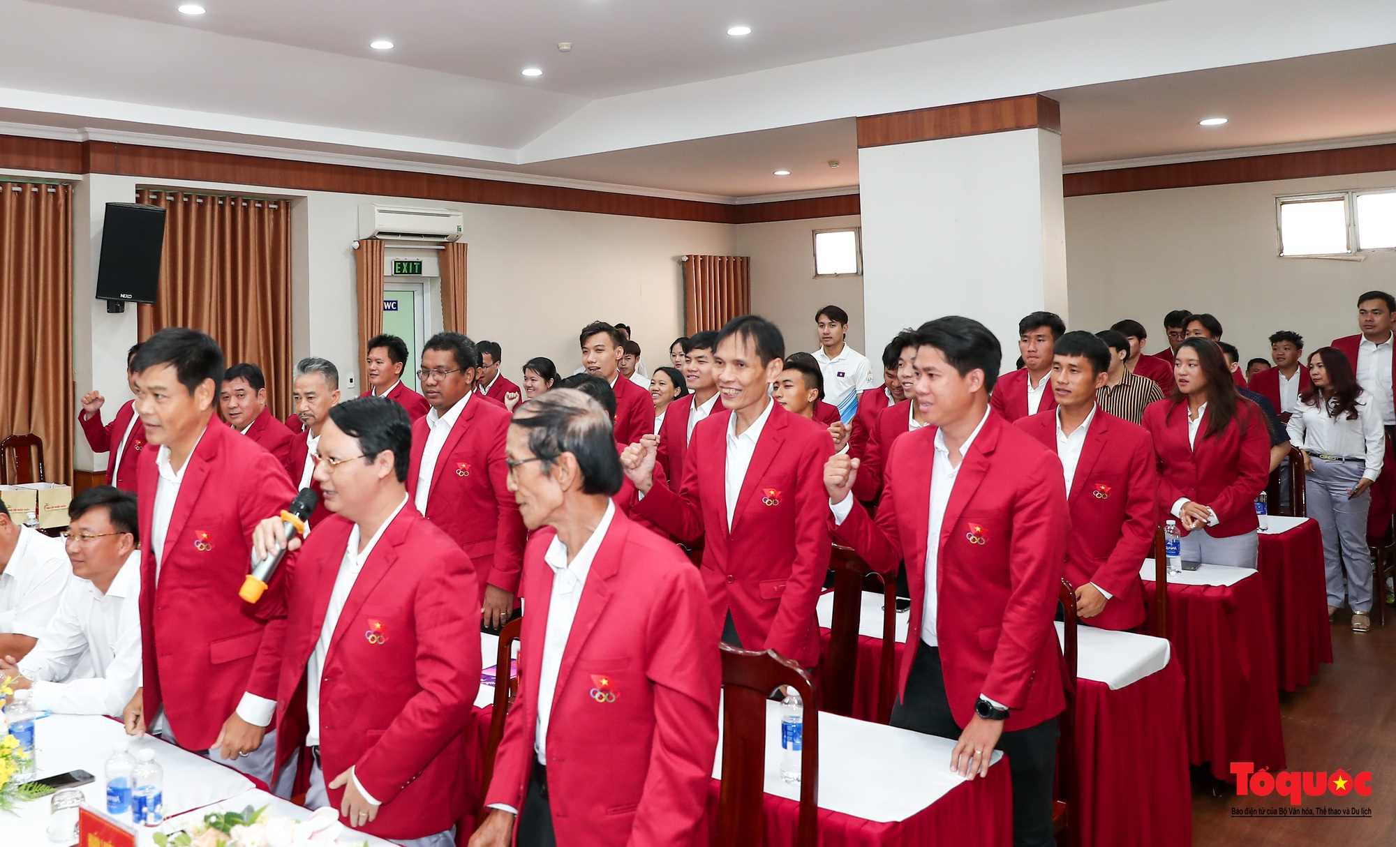 Bộ trưởng Nguyễn Văn Hùng thăm và động viên các đội tuyển tham dự ASIAD 19 tại TPHCM  - Ảnh 10.