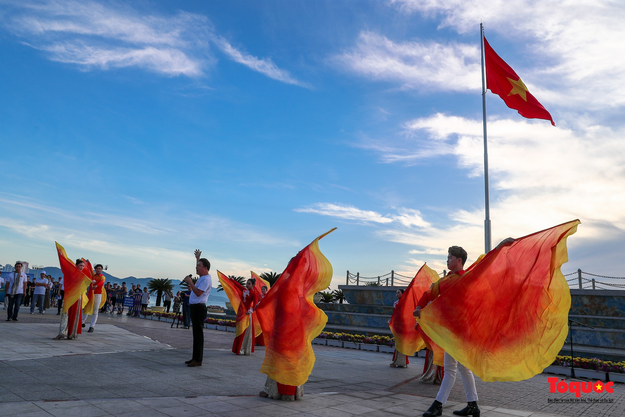 Nha Trang: Hàng trăm nghệ sĩ tham gia lễ chào cờ và đạp xe vì môi trường tại quảng trường 2/4 - Ảnh 6.
