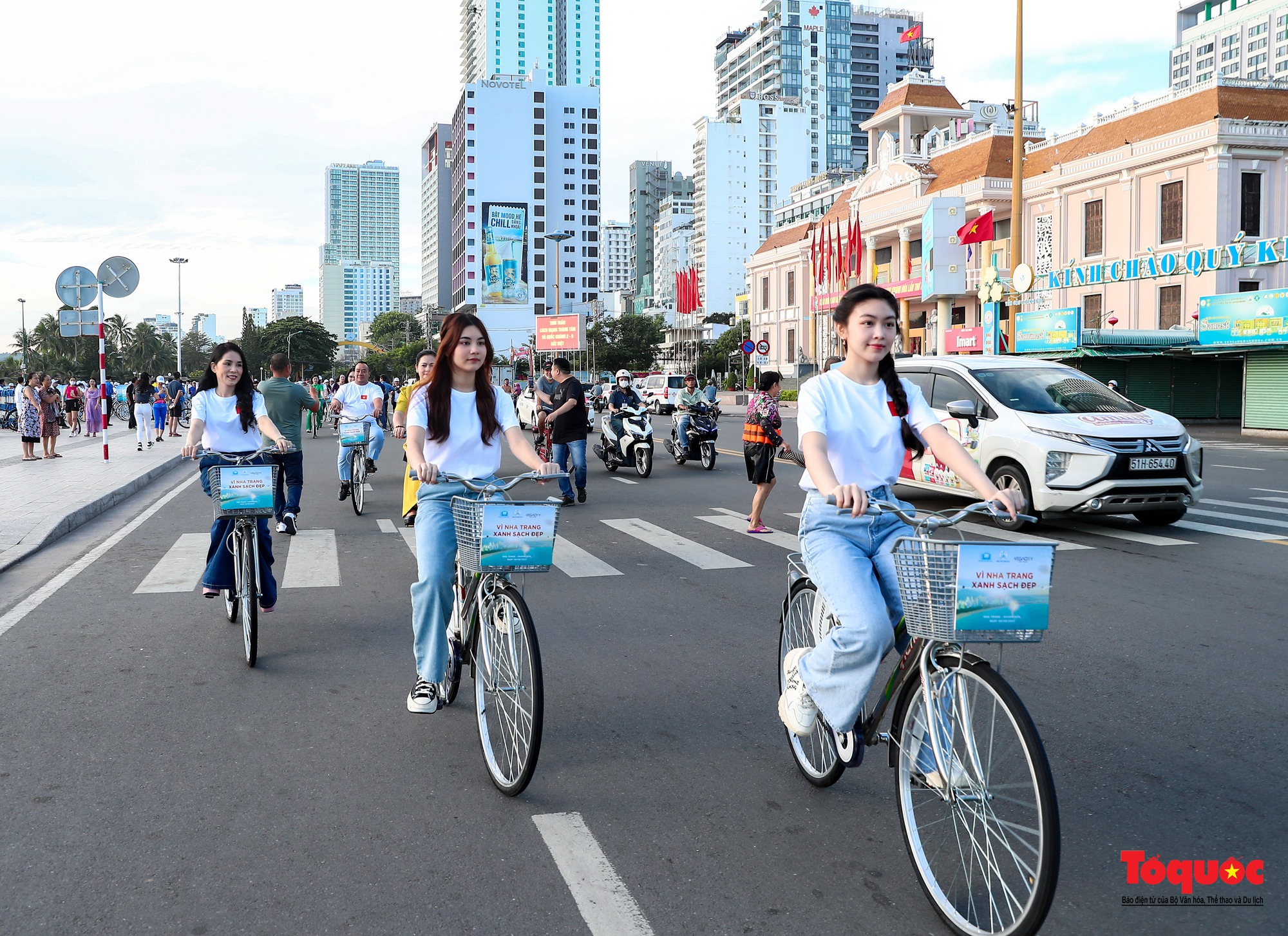 Nha Trang: Hàng trăm nghệ sĩ tham gia lễ chào cờ và đạp xe vì môi trường tại quảng trường 2/4 - Ảnh 13.