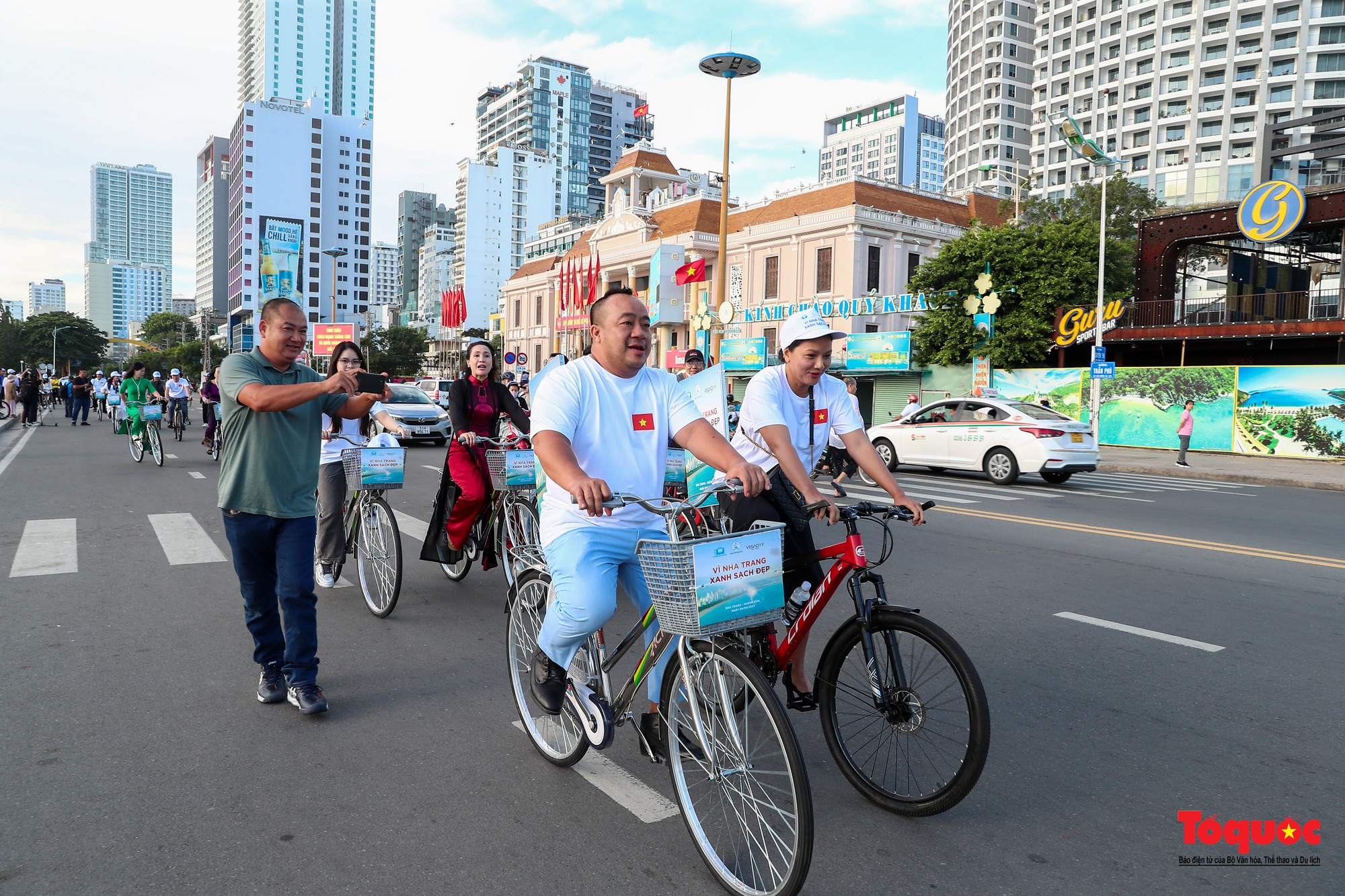 Nha Trang: Hàng trăm nghệ sĩ tham gia lễ chào cờ và đạp xe vì môi trường tại quảng trường 2/4 - Ảnh 12.