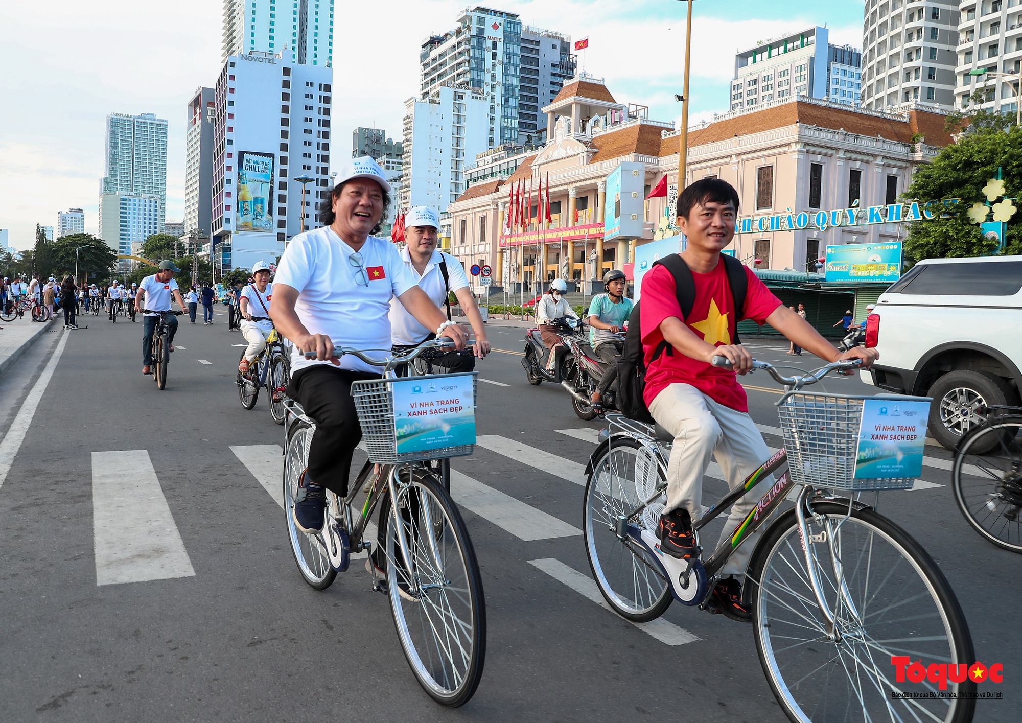 Nha Trang: Hàng trăm nghệ sĩ tham gia lễ chào cờ và đạp xe vì môi trường tại quảng trường 2/4 - Ảnh 9.