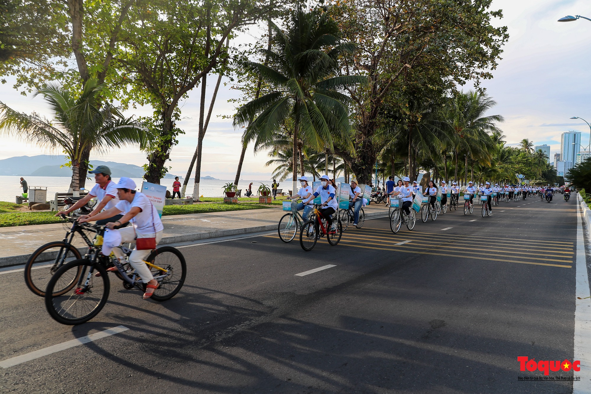 Nha Trang: Hàng trăm nghệ sĩ tham gia lễ chào cờ và đạp xe vì môi trường tại quảng trường 2/4 - Ảnh 15.