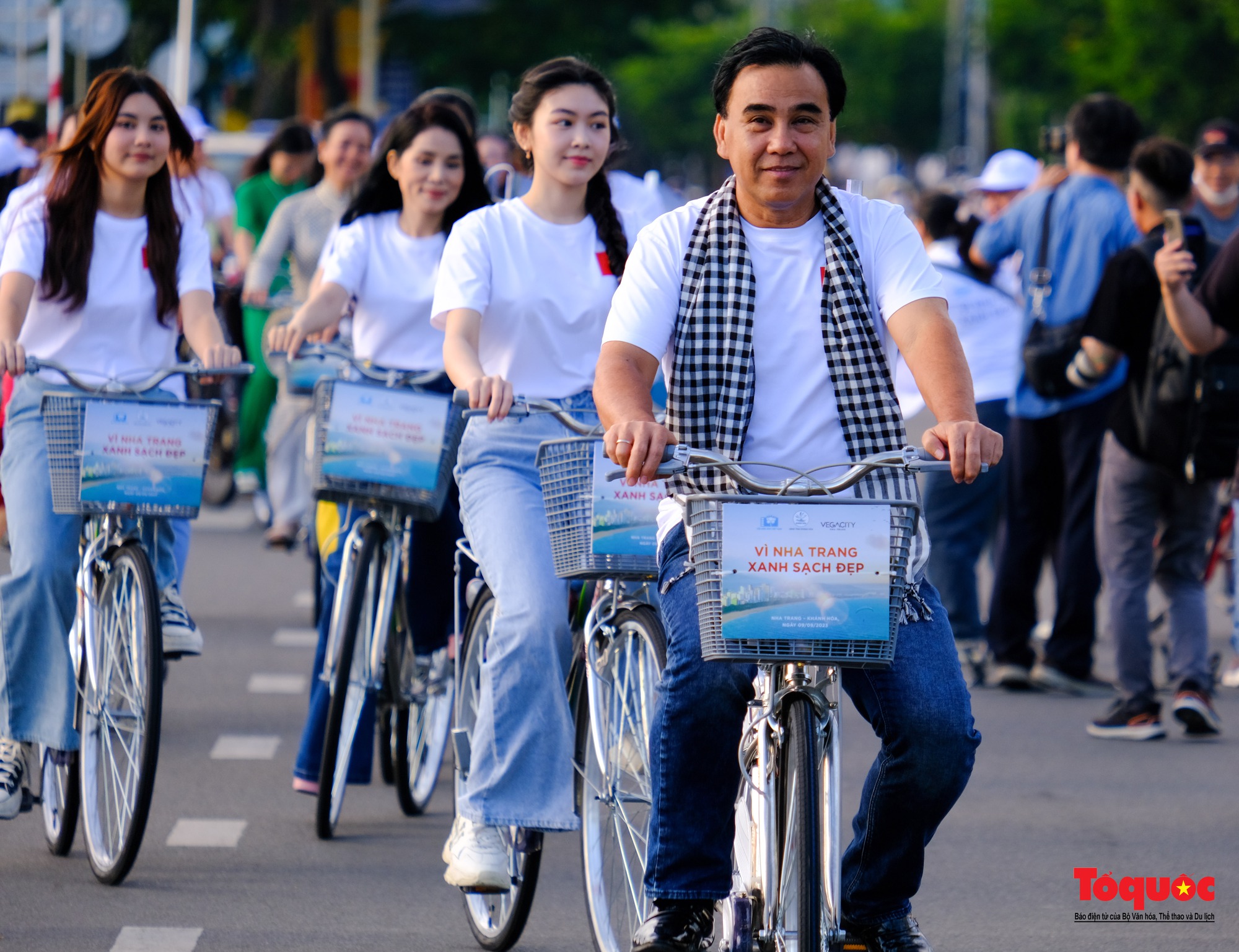 Nha Trang: Hàng trăm nghệ sĩ tham gia lễ chào cờ và đạp xe vì môi trường tại quảng trường 2/4 - Ảnh 10.