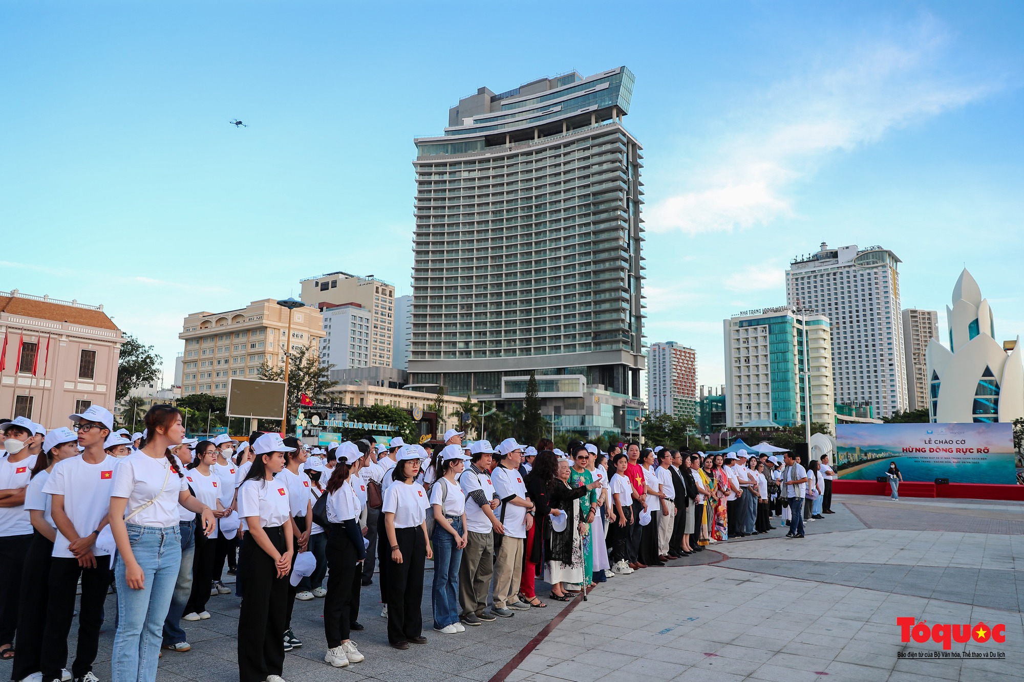 Nha Trang: Hàng trăm nghệ sĩ tham gia lễ chào cờ và đạp xe vì môi trường tại quảng trường 2/4 - Ảnh 2.
