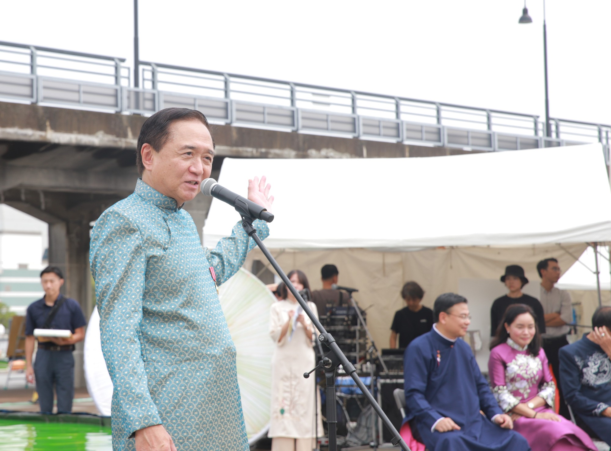 Thống đốc tỉnh Kanagawa (Nhật Bản) thích thú xem múa rối nước, trải nghiệm vẽ tranh dân gian Đông Hồ - Ảnh 9.