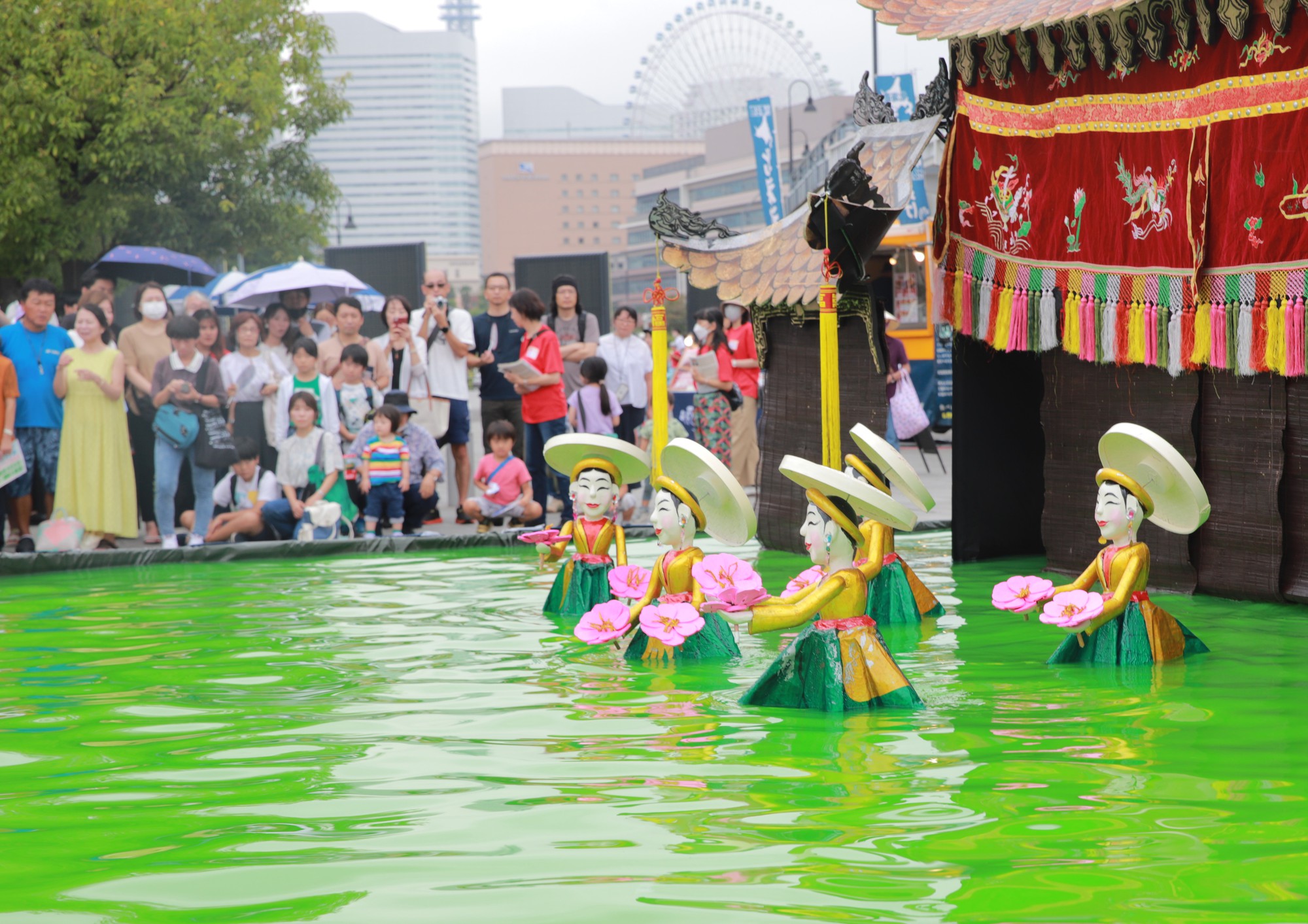 Thống đốc tỉnh Kanagawa (Nhật Bản) thích thú xem múa rối nước, trải nghiệm vẽ tranh dân gian Đông Hồ - Ảnh 15.