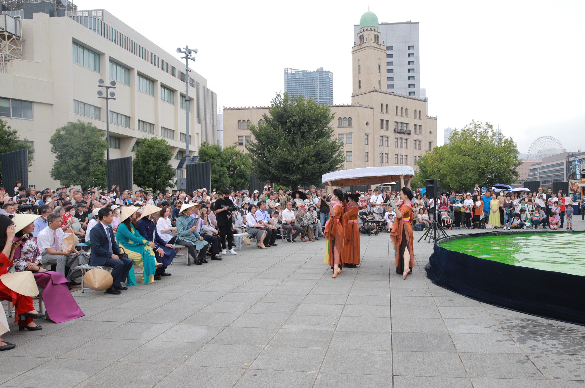 Thống đốc tỉnh Kanagawa (Nhật Bản) thích thú xem múa rối nước, trải nghiệm vẽ tranh dân gian Đông Hồ - Ảnh 16.
