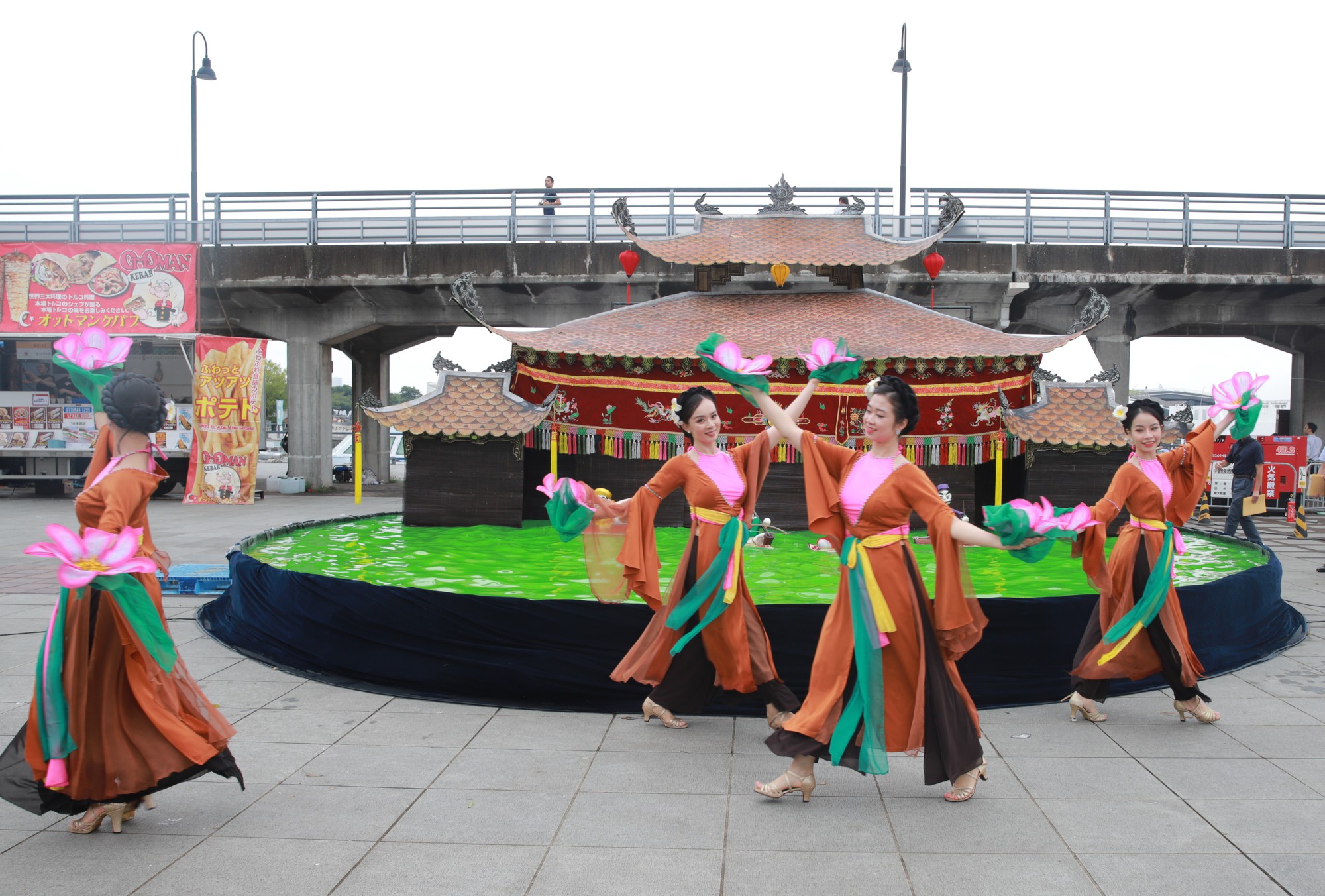 Thống đốc tỉnh Kanagawa (Nhật Bản) thích thú xem múa rối nước, trải nghiệm vẽ tranh dân gian Đông Hồ - Ảnh 17.