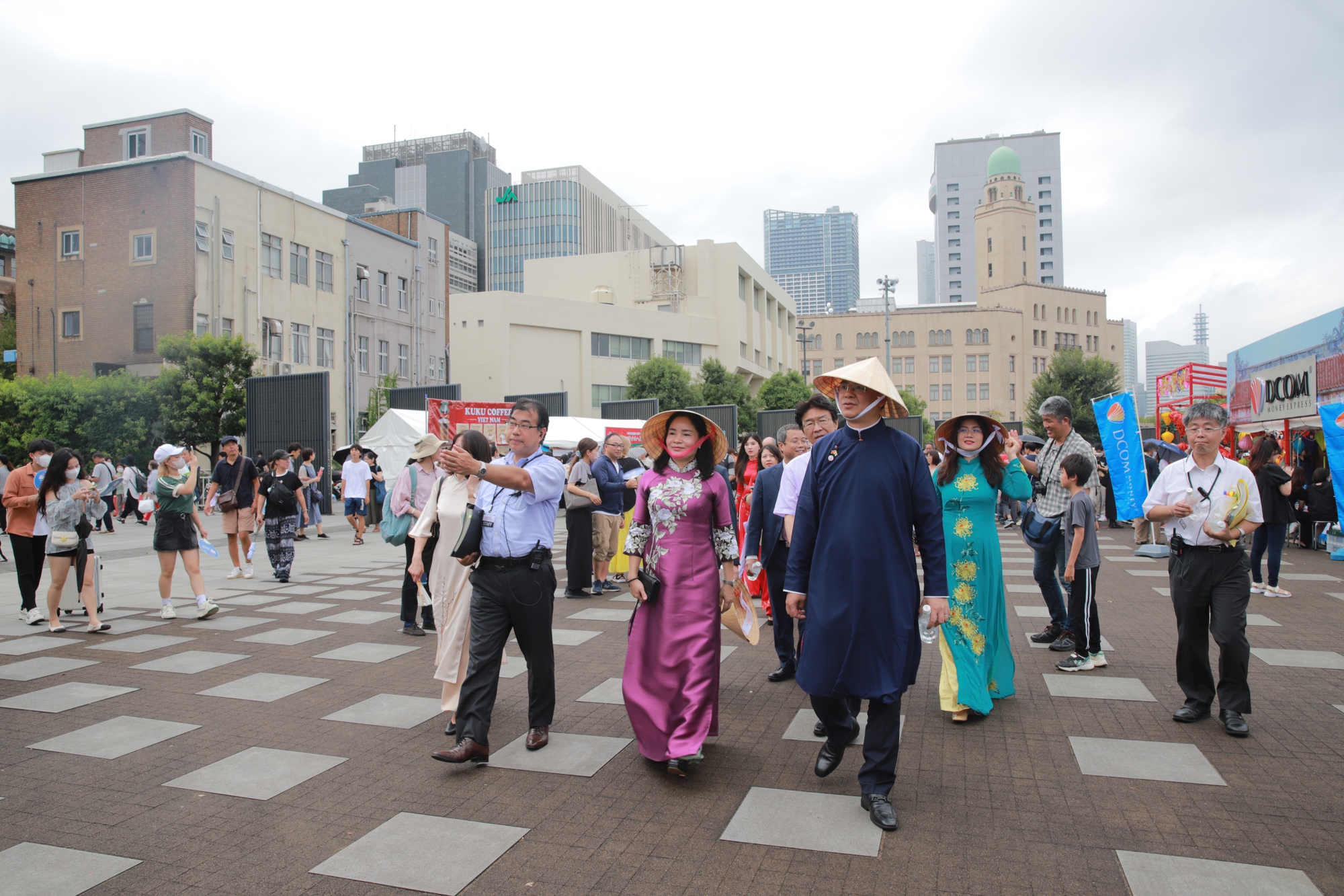 Thống đốc tỉnh Kanagawa (Nhật Bản) thích thú xem múa rối nước, trải nghiệm vẽ tranh dân gian Đông Hồ - Ảnh 20.