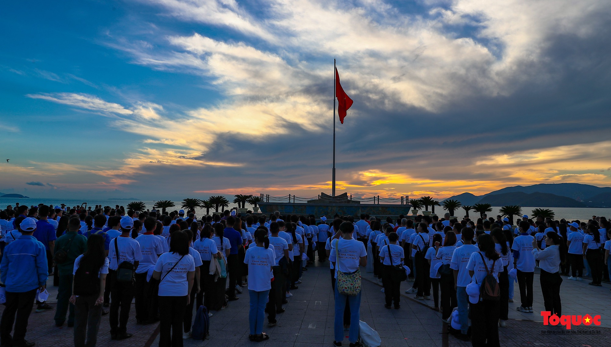 Nha Trang: Hàng trăm nghệ sĩ tham gia lễ chào cờ và đạp xe vì môi trường tại quảng trường 2/4 - Ảnh 1.