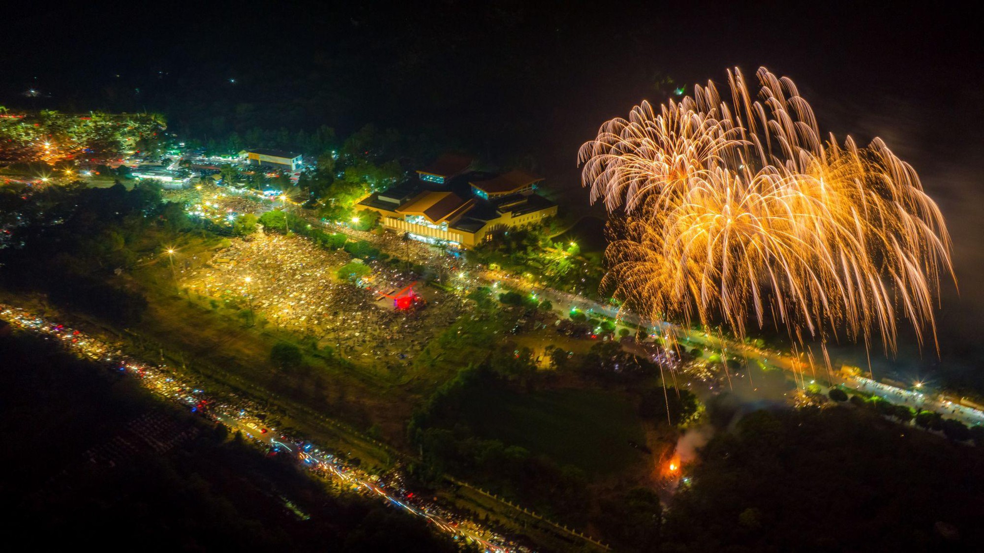 Hàng ngàn người cùng đếm ngược đón năm mới trong pháo hoa rực rỡ tại Tây Ninh - Ảnh 3.
