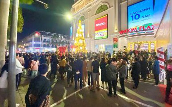 Hàng trăm nghìn người dân và du khách đổ về các TTTM Vincom chào đón năm mới 2024 - Ảnh 1.