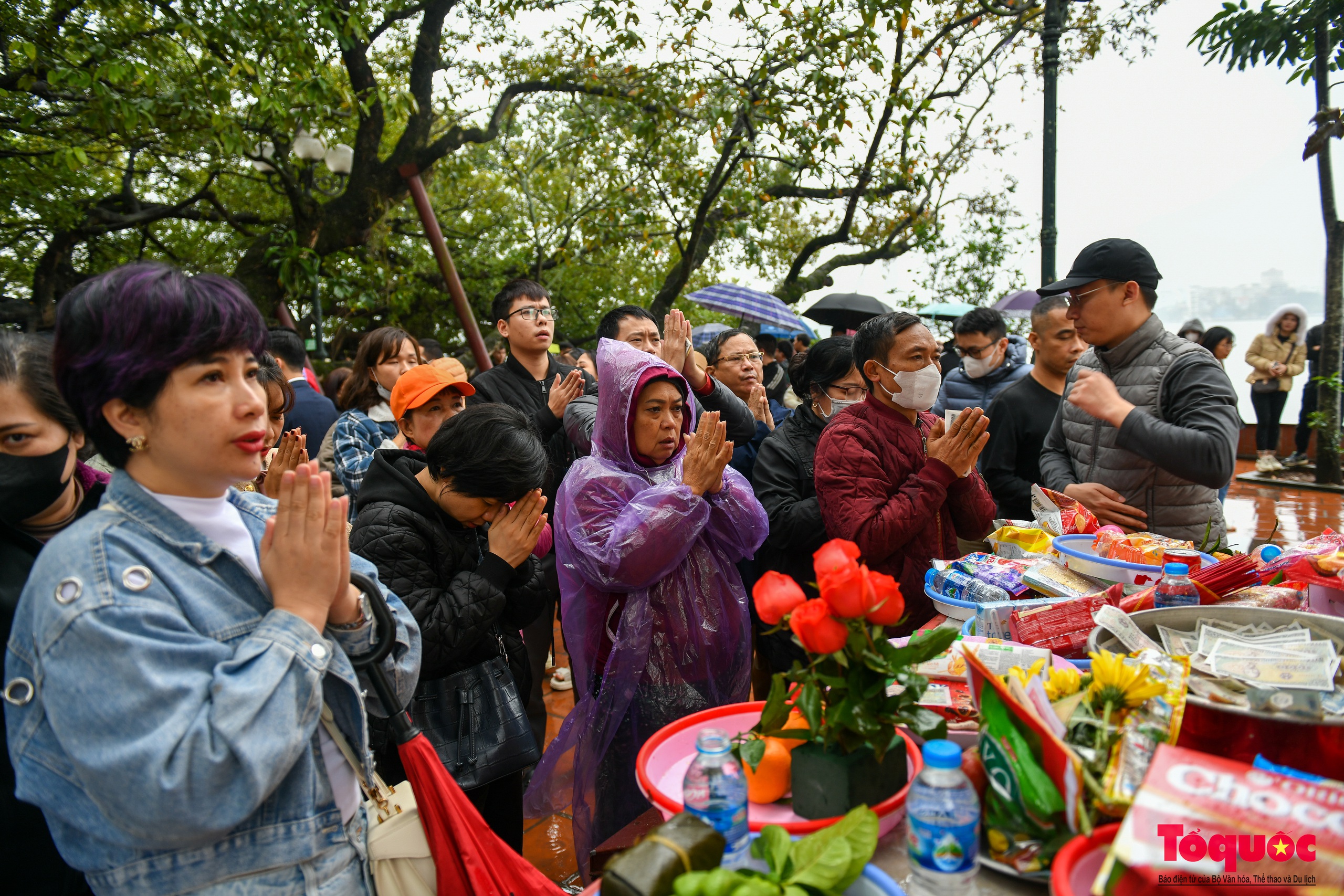 Người dân thủ đô đội mưa đi lễ trong ngày mùng 1 cuối cùng năm Quý Mão - Ảnh 7.