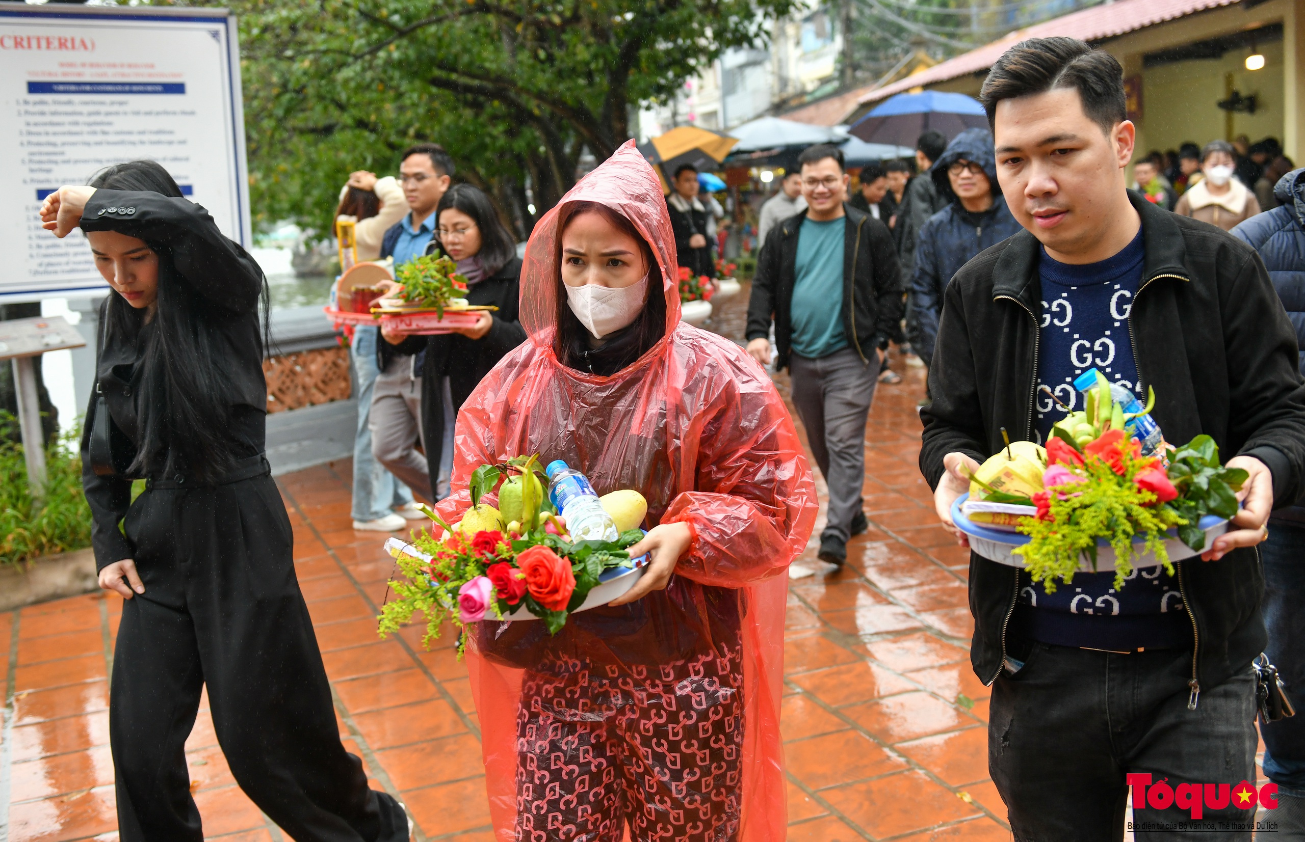 Người dân thủ đô đội mưa đi lễ trong ngày mùng 1 cuối cùng năm Quý Mão - Ảnh 4.