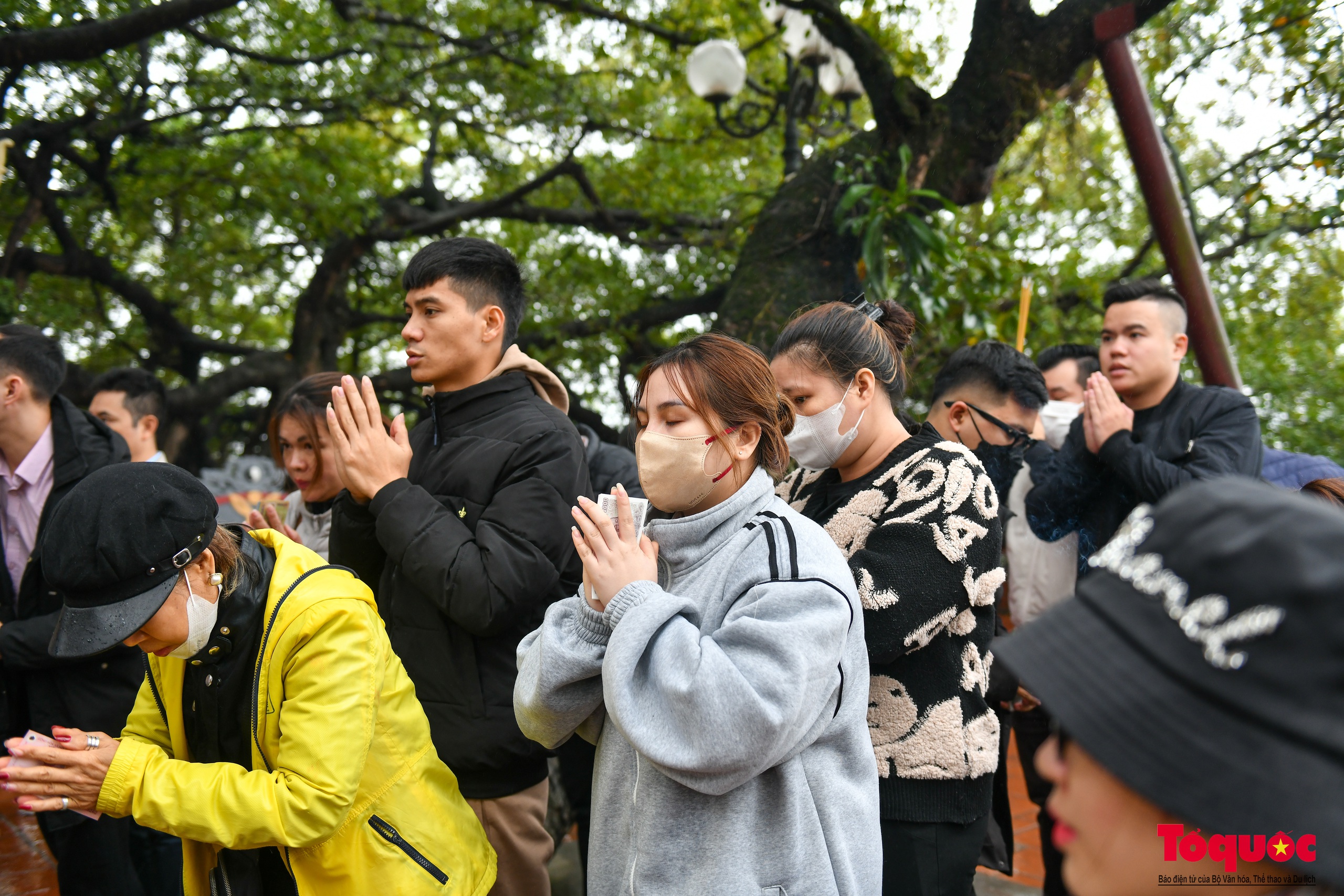Người dân thủ đô đội mưa đi lễ trong ngày mùng 1 cuối cùng năm Quý Mão - Ảnh 11.