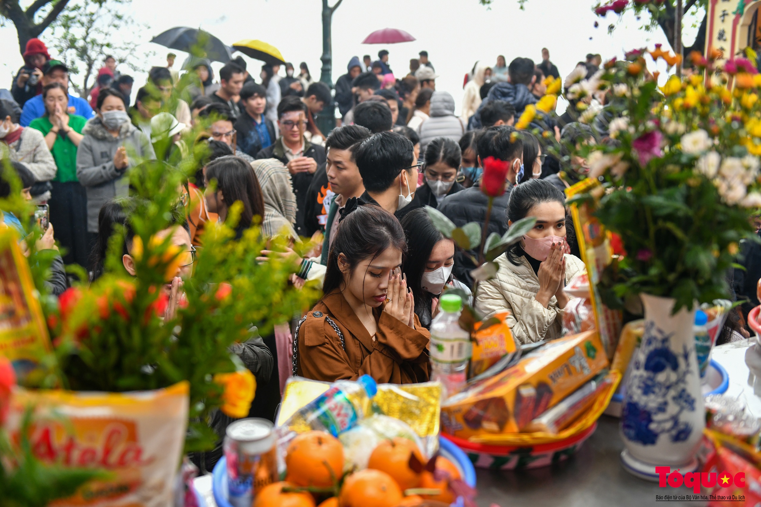 Người dân thủ đô đội mưa đi lễ trong ngày mùng 1 cuối cùng năm Quý Mão - Ảnh 10.