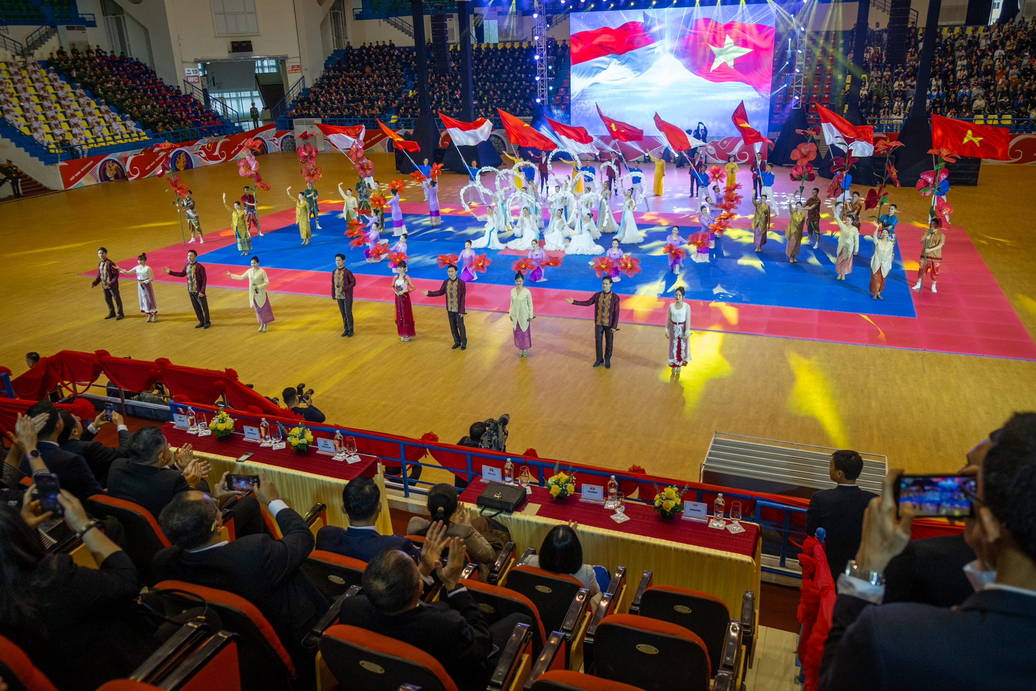 Chủ tịch nước Võ Văn Thưởng và Tổng thống Indonesia tham dự buổi biểu diễn võ thuật - Ảnh 2.