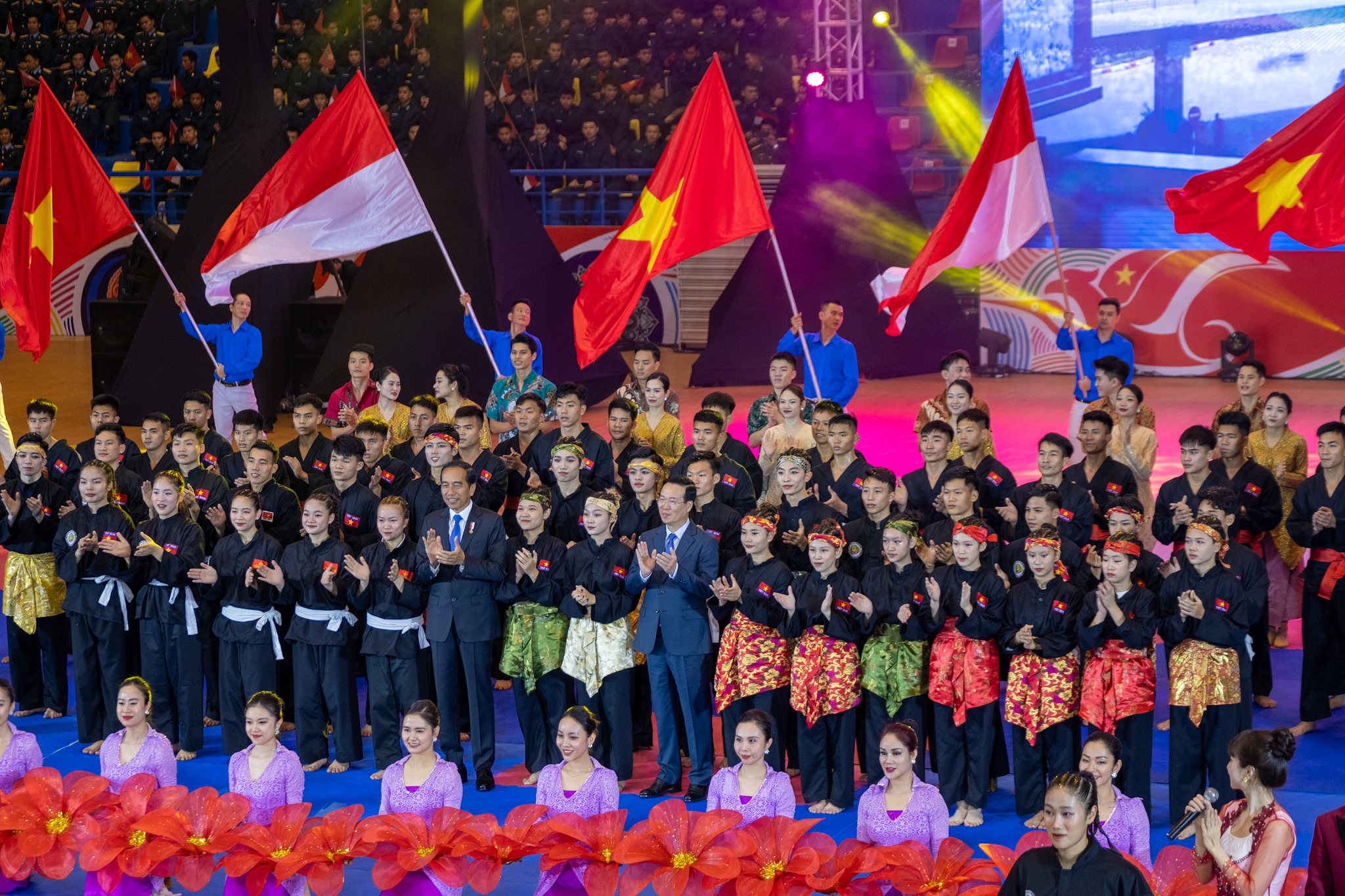 Chủ tịch nước Võ Văn Thưởng và Tổng thống Indonesia tham dự buổi biểu diễn võ thuật - Ảnh 9.