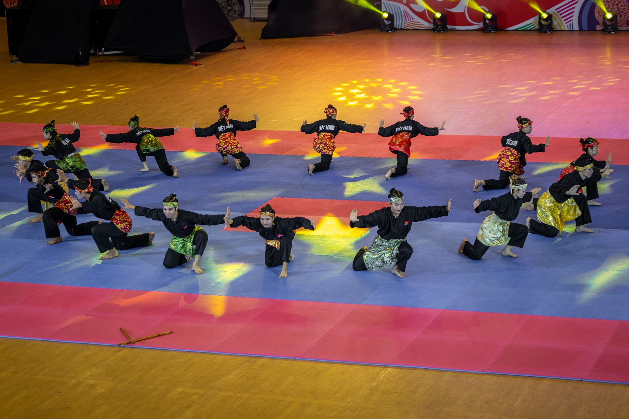 Chủ tịch nước Võ Văn Thưởng và Tổng thống Indonesia tham dự buổi biểu diễn võ thuật - Ảnh 3.