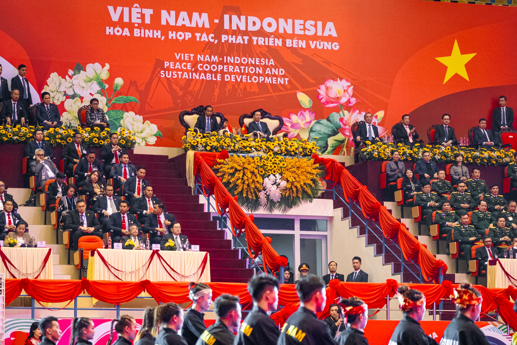 Chủ tịch nước Võ Văn Thưởng và Tổng thống Indonesia tham dự buổi biểu diễn võ thuật - Ảnh 2.