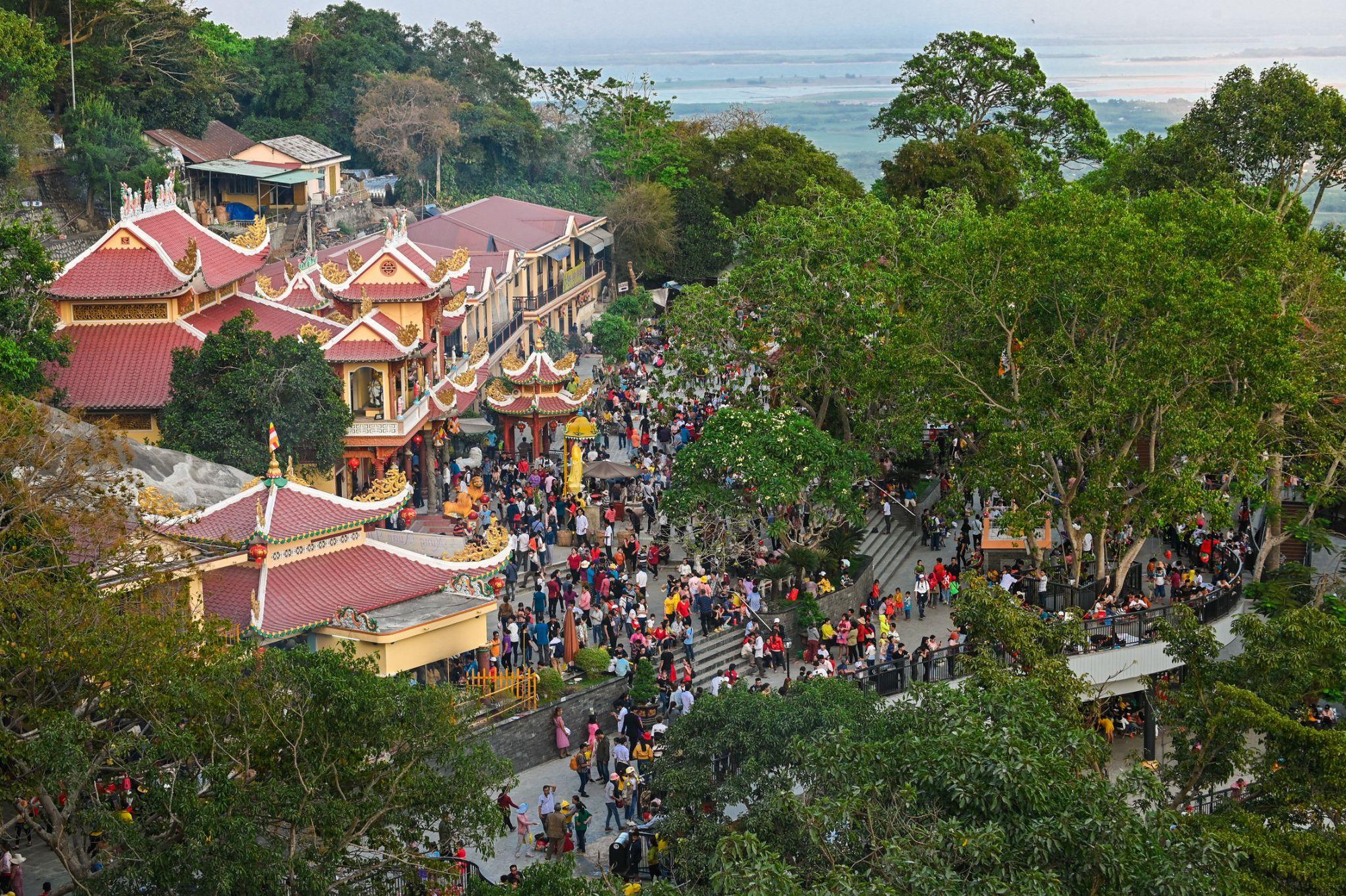 Núi Bà Đen, Tây Ninh tổ chức dâng đăng Thứ 7 hàng tuần trong mùa lễ tạ cuối năm - Ảnh 2.