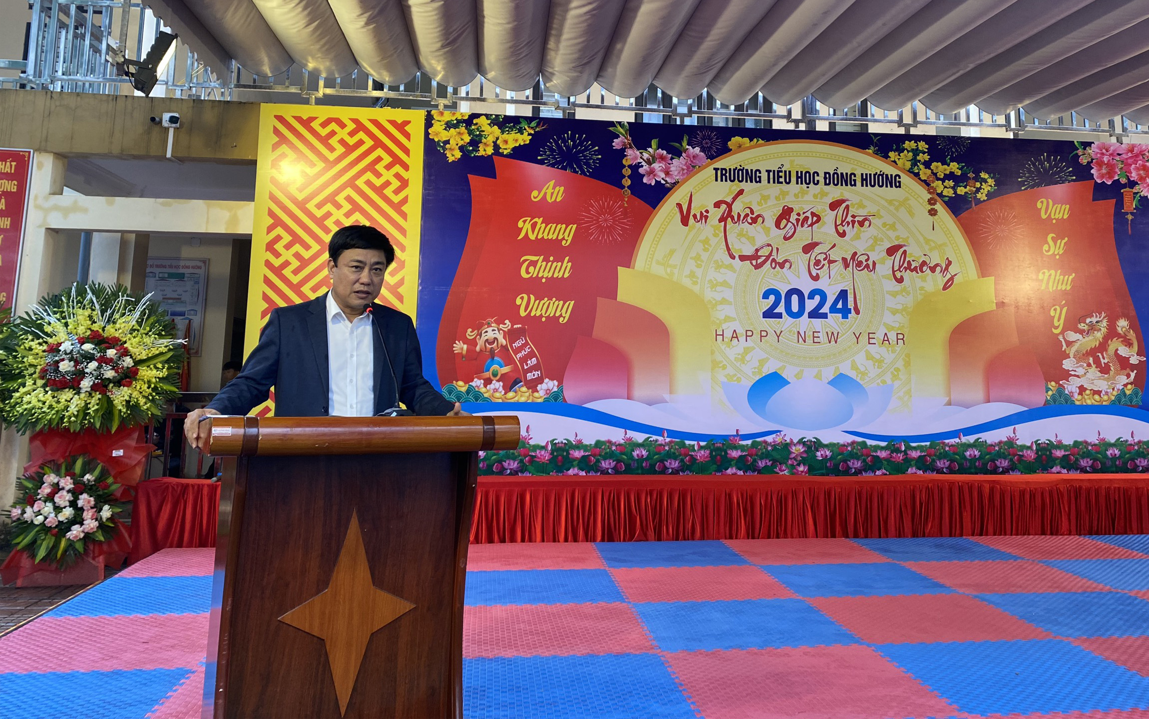 Ông Nguyễn Hồng Quảng - Hiệu trưởng Trường TH Đồng Hướng phát biểu tại chương trình