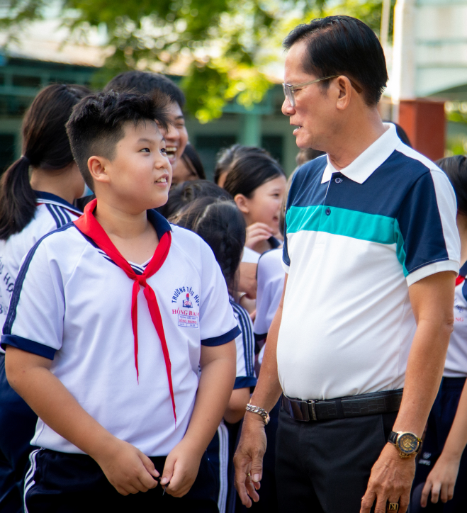 Thầy Hiệu trưởng già hơn 30 năm làm MC đám cưới để có tiền cho học trò nghèo: - Ảnh 1.