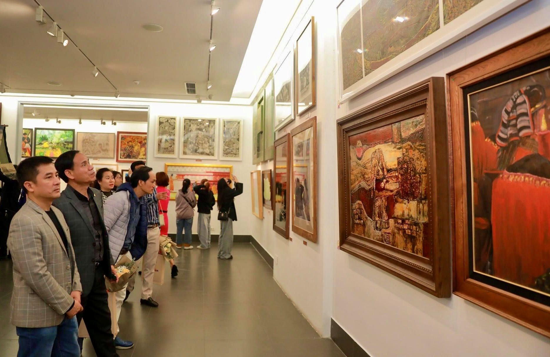 Trưng bày 100 tác phẩm hội họa đặc sắc về di sản văn hóa Việt Nam - Ảnh 2.