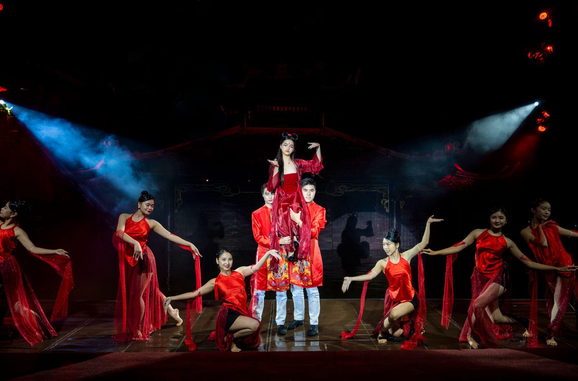 Mẫu nhí Jenny Bảo Vy sáng bừng trên sân khấu tại show thời trang của NTK Phạm Trần Thu Hằng - Ảnh 1.