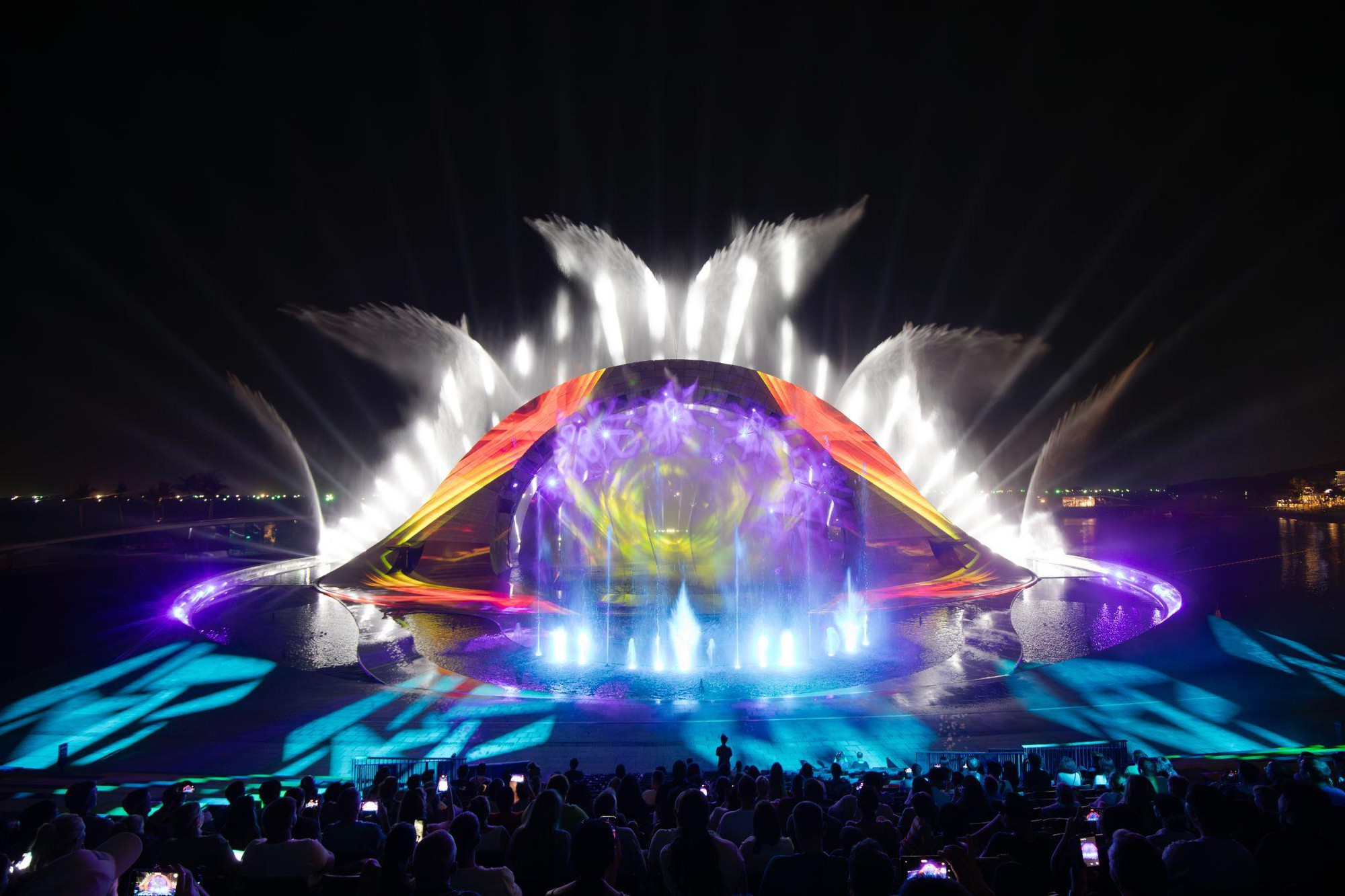 Phu Quoc Island unveils 'Kiss of the Sea', the largest multimedia show held on water in the world - Ảnh 1.