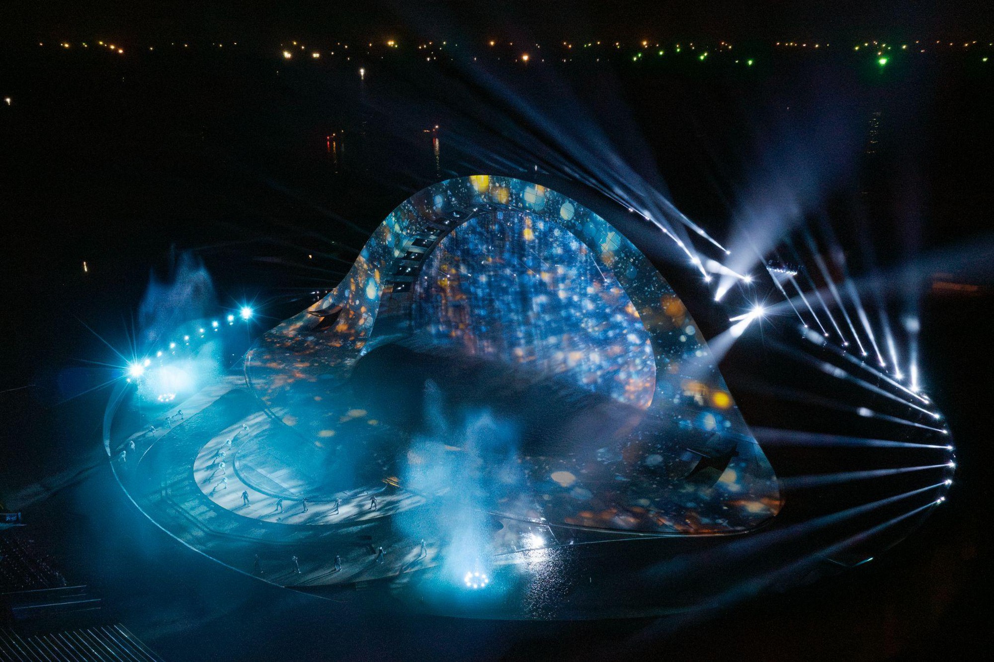 Phu Quoc Island unveils 'Kiss of the Sea', the largest multimedia show held on water in the world - Ảnh 2.