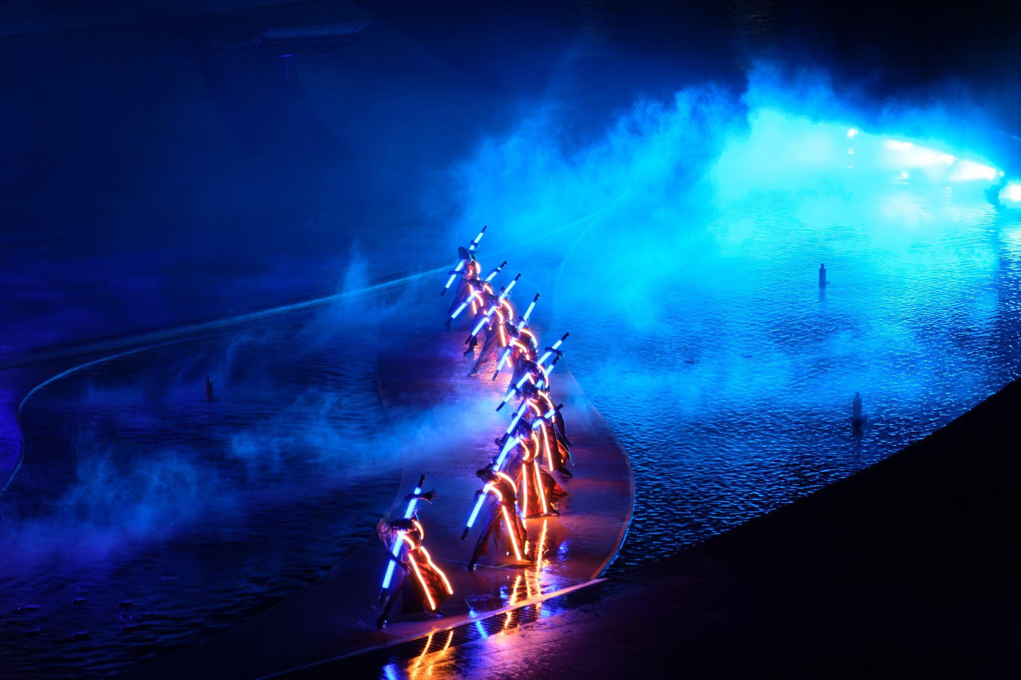 Phu Quoc Island unveils 'Kiss of the Sea', the largest multimedia show held on water in the world - Ảnh 4.