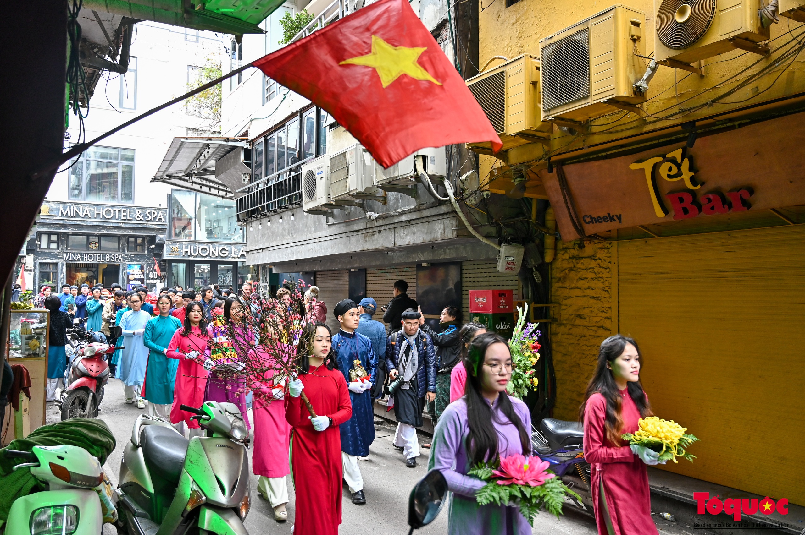 Hàng nghìn người mặc áo dài cổ phục tham gia &quot;Tết Việt – Tết Phố 2024&quot;   - Ảnh 3.