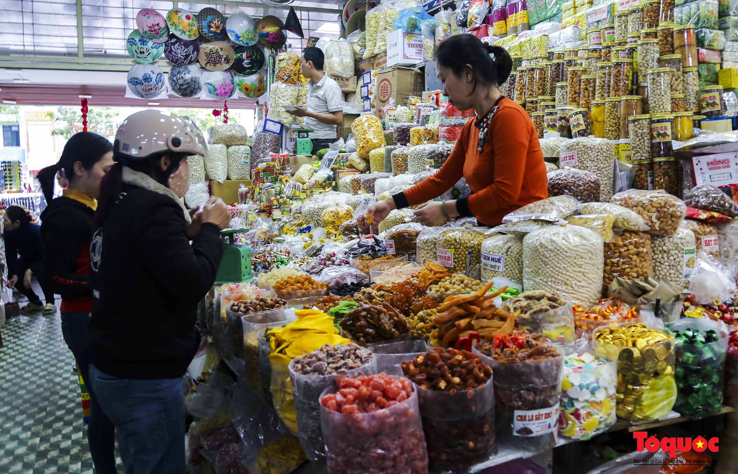 Hàng hóa Tết đa dạng, sức mua tại ngôi chợ nổi tiếng bậc nhất xứ Huế vẫn chưa cao - Ảnh 4.