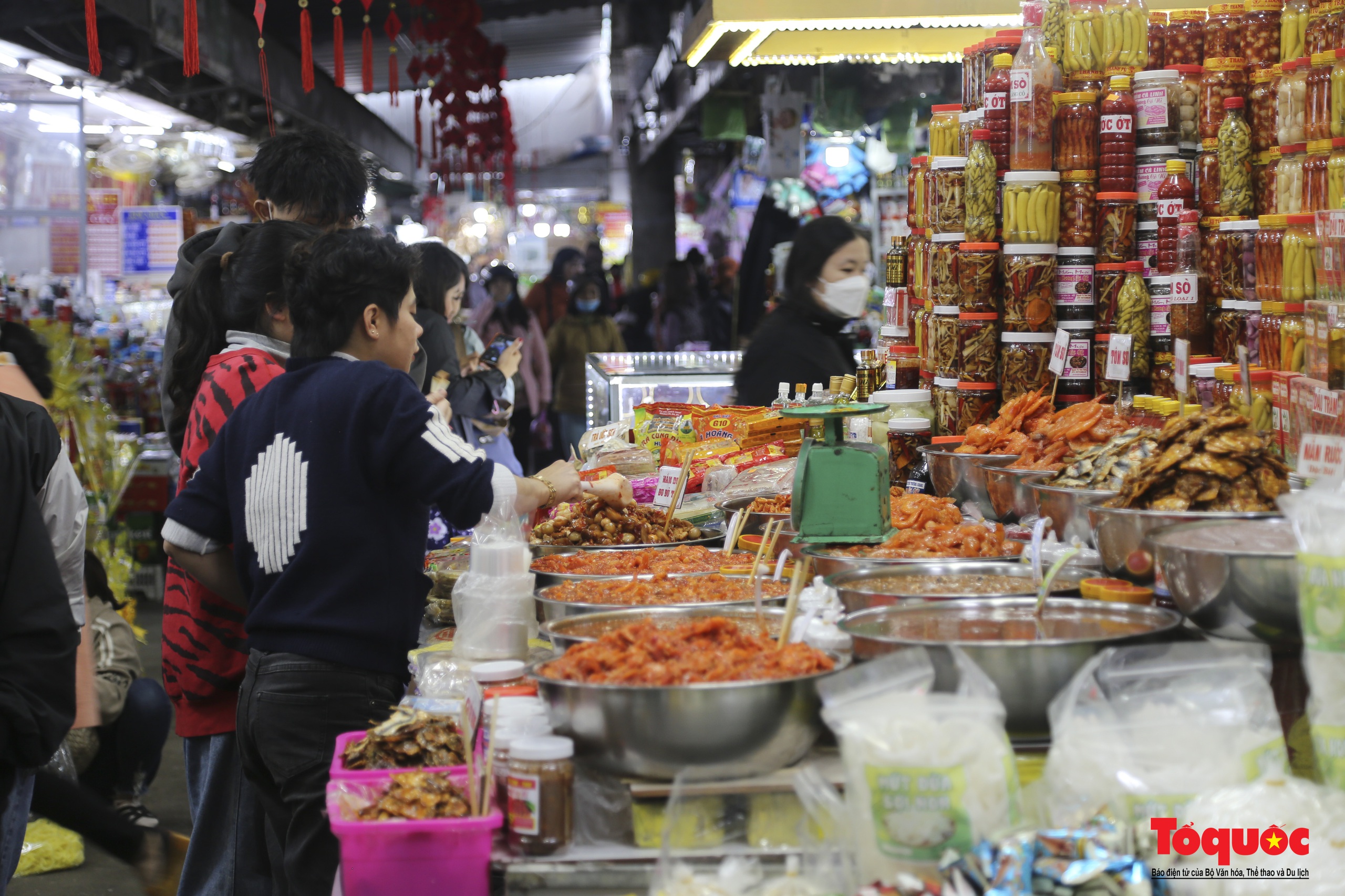 Hàng hóa Tết đa dạng, sức mua tại ngôi chợ nổi tiếng bậc nhất xứ Huế vẫn chưa cao - Ảnh 9.
